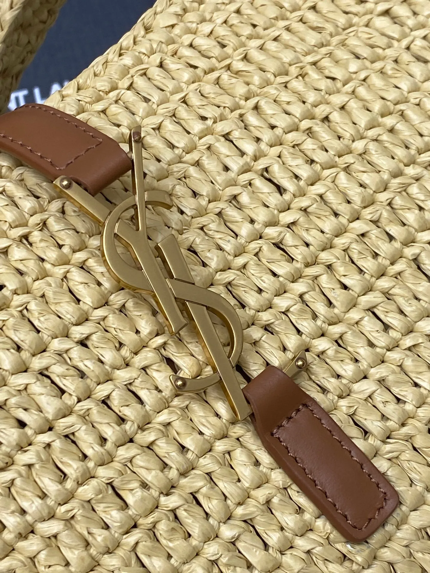 Apricot woven/antique gold 🌈LE 5 À 7 armpit woven bag is here~ The minimalist shape and logo are simple, beautiful and high-end! Full of artistic atmosphere. The opening and closing is a half-open buckle design. The raffia weave is very solid, super textured, and has a French lazy style. It can be worn with personal clothes every day. It is paired with a card and coin holder. It feels fresh and is also very nice to hold things. 20250680 Model: 657228 [original leather] Size: 24×14x6cm