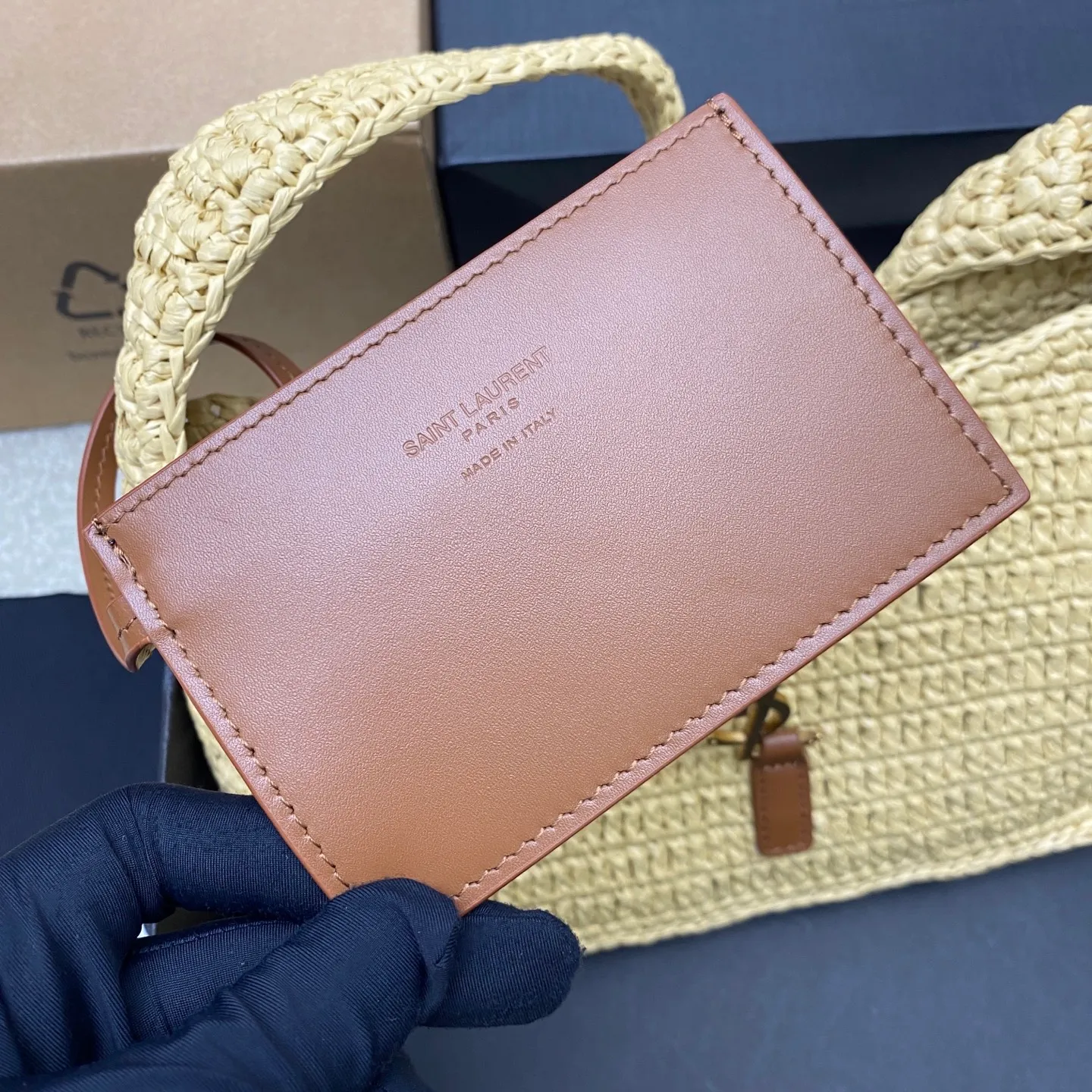 Apricot woven/antique gold 🌈LE 5 À 7 armpit woven bag is here~ The minimalist shape and logo are simple, beautiful and high-end! Full of artistic atmosphere. The opening and closing is a half-open buckle design. The raffia weave is very solid, super textured, and has a French lazy style. It can be worn with personal clothes every day. It is paired with a card and coin holder. It feels fresh and is also very nice to hold things. 20250680 Model: 657228 [original leather] Size: 24×14x6cm