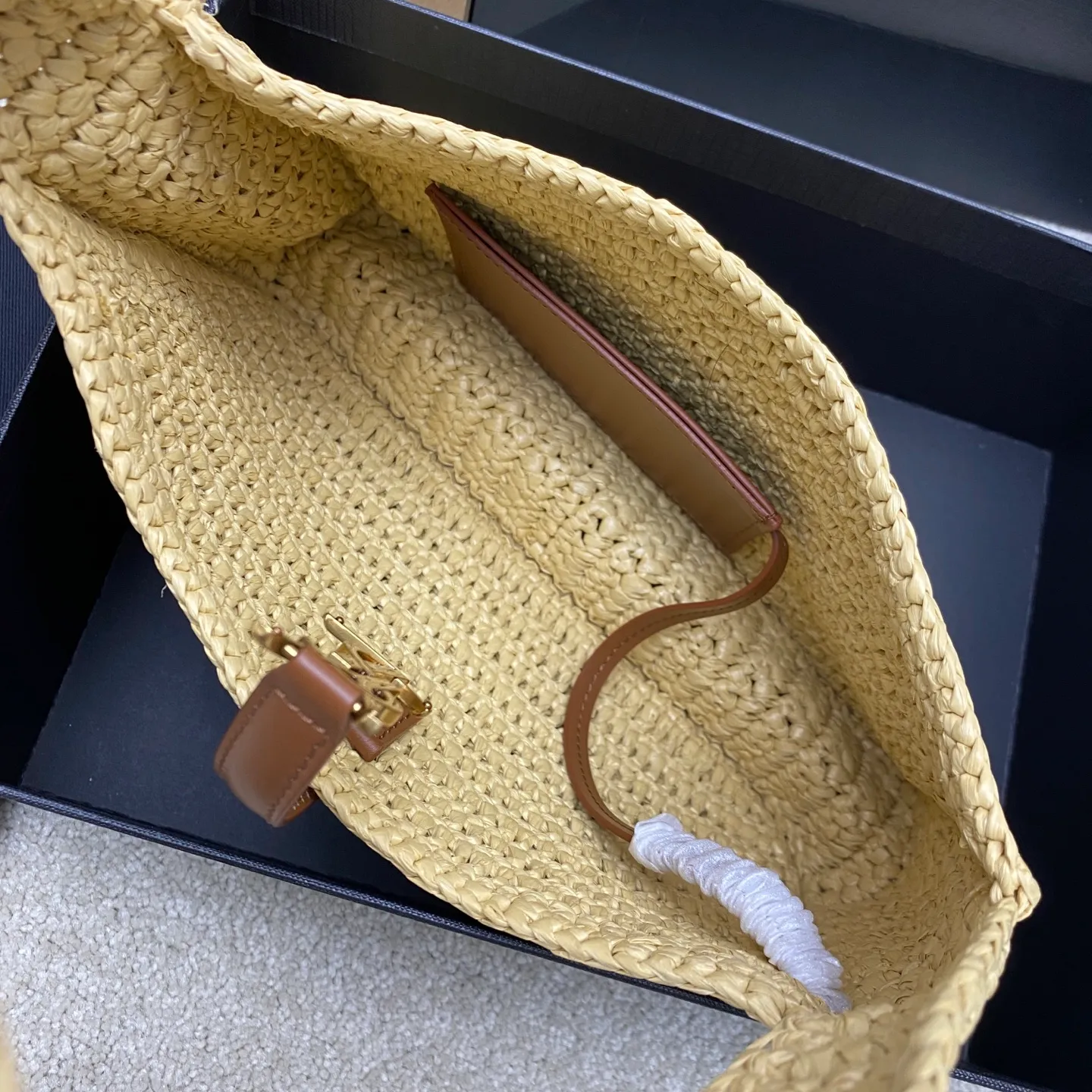 Apricot woven/antique gold 🌈LE 5 À 7 armpit woven bag is here~ The minimalist shape and logo are simple, beautiful and high-end! Full of artistic atmosphere. The opening and closing is a half-open buckle design. The raffia weave is very solid, super textured, and has a French lazy style. It can be worn with personal clothes every day. It is paired with a card and coin holder. It feels fresh and is also very nice to hold things. 20250680 Model: 657228 [original leather] Size: 24×14x6cm