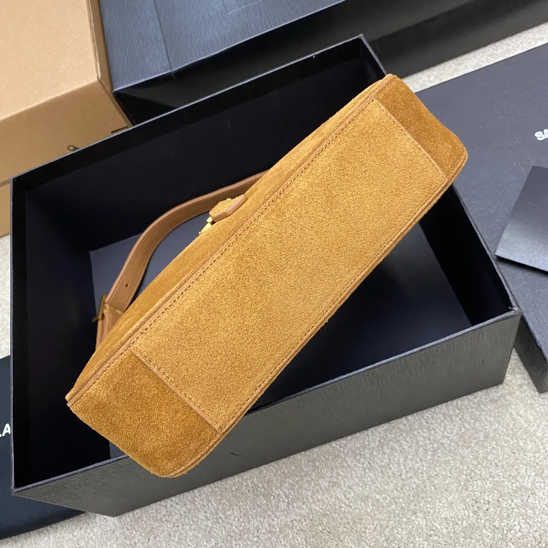 Brown nubuck leather/gold 🌈New nubuck brown leather underarm bag A bag that is extremely popular today, it is also one of this year’s treasure bags 👍Minimalist shape + metal logo buckle opening and closing design Adjustable shoulder strap Simple, beautiful and high-end feel The bag is light and easy to match. The too-tai-tao beauty l bag has sufficient capacity💋20220680 Model: 657228 [Original leather] Size: 24.5*14*6cm