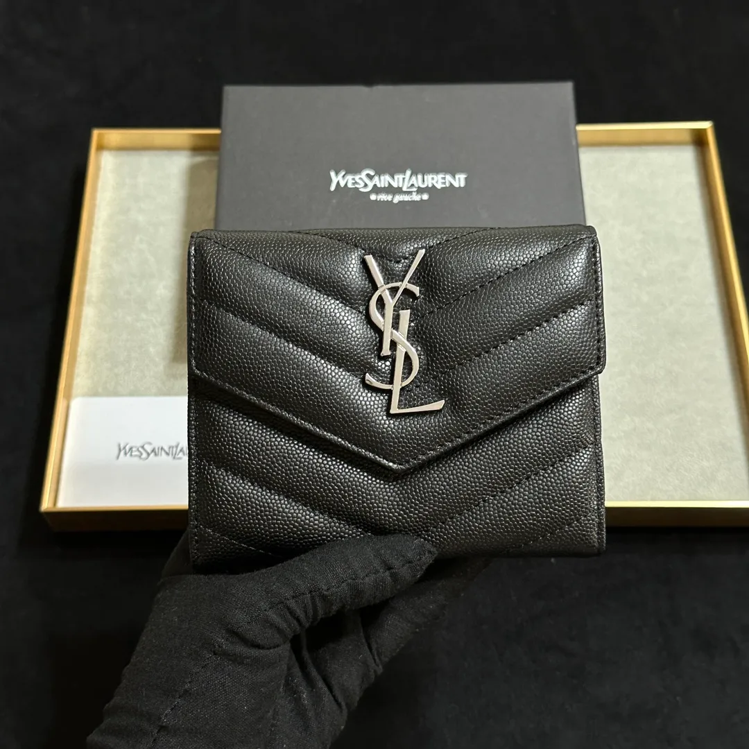 💰160 💎Top quality💖 YSL Caviar Black Silver Gold# Full cowhide inside and outside (SAINT LAURENT) Bi-fold short clip wallet card holder Genuine development Imported calfskin pressed cowhide caviar Made of imported cowhide with unique hardware👏 Original quality of four card slots inside, color as shown, coin purse👛 Model: 414404 Size: 13*9*3CM