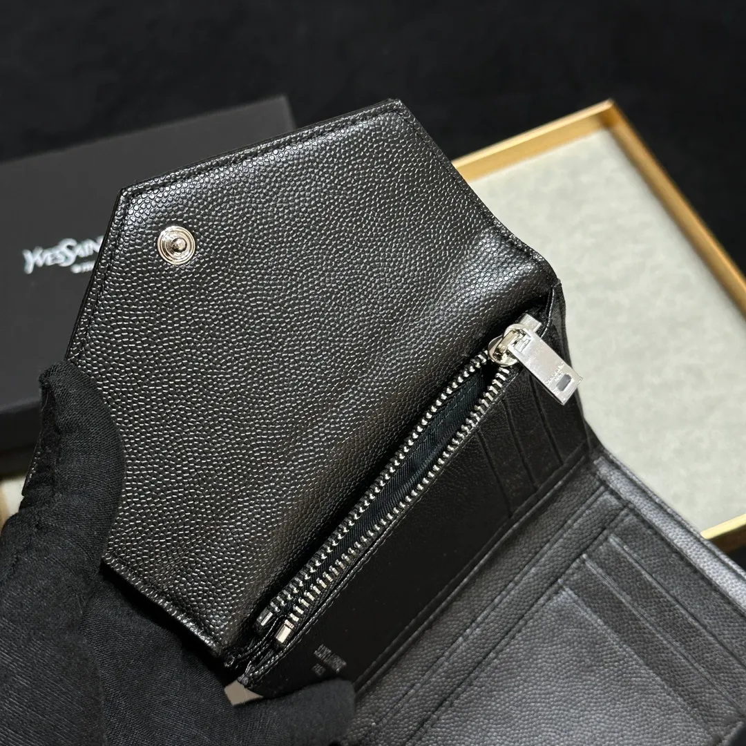 💰160 💎Top quality💖 YSL Caviar Black Silver Gold# Full cowhide inside and outside (SAINT LAURENT) Bi-fold short clip wallet card holder Genuine development Imported calfskin pressed cowhide caviar Made of imported cowhide with unique hardware👏 Original quality of four card slots inside, color as shown, coin purse👛 Model: 414404 Size: 13*9*3CM