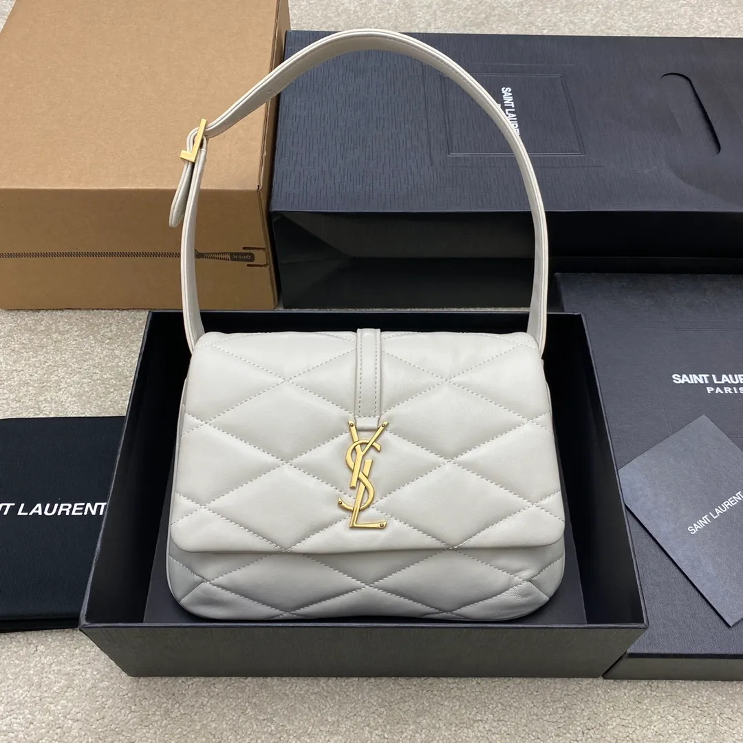 p1560 Premium Original White Sheep Leather/Ancient Gold 🌈LE 57 series quilted armpit bag. These days, if you don’t have an armpit bag, you’d be embarrassed to say you’re a trendy person, right? The entire bag adopts diamond-shaped quilting technology, and the metal logo decoration on the front adds a finishing touch. Exquisite workmanship and romantic sentiment meet and blend! The original Italian lamb leather feels soft and comfortable, so soft that I always want to wear it! For banquets, it can be worn with any outfit. It can be used casually or as a goddess. It is a versatile tool👍20220650 Model: 698567 [original leather] Size: 24×18×5.5cm