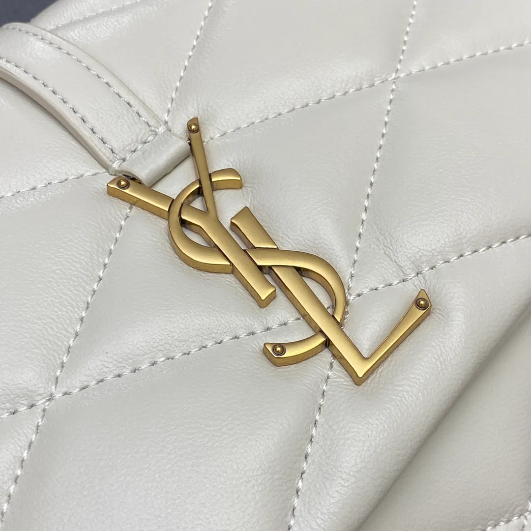 p1560 Premium Original White Sheep Leather/Ancient Gold 🌈LE 57 series quilted armpit bag. These days, if you don’t have an armpit bag, you’d be embarrassed to say you’re a trendy person, right? The entire bag adopts diamond-shaped quilting technology, and the metal logo decoration on the front adds a finishing touch. Exquisite workmanship and romantic sentiment meet and blend! The original Italian lamb leather feels soft and comfortable, so soft that I always want to wear it! For banquets, it can be worn with any outfit. It can be used casually or as a goddess. It is a versatile tool👍20220650 Model: 698567 [original leather] Size: 24×18×5.5cm
