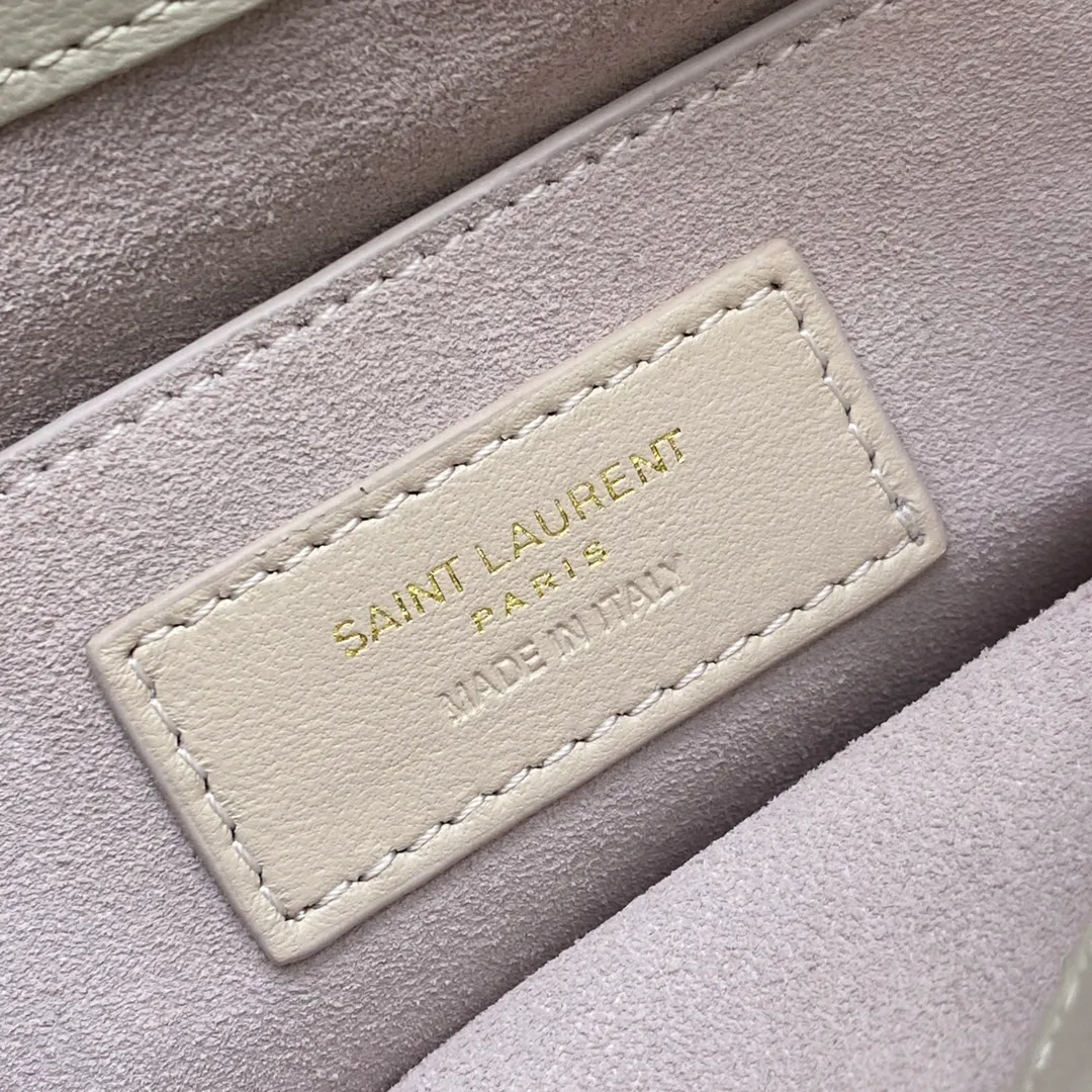 p1560 Premium Original White Sheep Leather/Ancient Gold 🌈LE 57 series quilted armpit bag. These days, if you don’t have an armpit bag, you’d be embarrassed to say you’re a trendy person, right? The entire bag adopts diamond-shaped quilting technology, and the metal logo decoration on the front adds a finishing touch. Exquisite workmanship and romantic sentiment meet and blend! The original Italian lamb leather feels soft and comfortable, so soft that I always want to wear it! For banquets, it can be worn with any outfit. It can be used casually or as a goddess. It is a versatile tool👍20220650 Model: 698567 [original leather] Size: 24×18×5.5cm