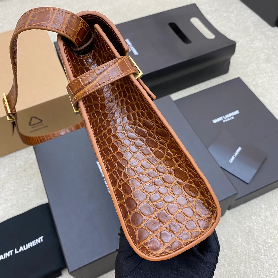 Brown Crocodile/Gold 🌈 Manhattan The latest bag type, the clamshell Manhattan baguette bag, has changed the classic logo of the past and replaced it with a low-key and simple design style. It is a bit like Kelly from the H family, with a very retro flavor👍It can be held in the hand, on one shoulder or crossbody, and The bag is multi-purpose, satisfying both business ladies and little girls’ leisure time. The carefully selected original crocodile pattern cowhide, perfect wiring, and exquisite hardware make the whole bag exude a high-end taste. 👍20230880 Model: 553742 [original leather] Size: 29*20x7.5cm
