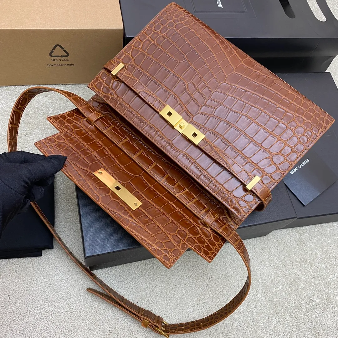Brown Crocodile/Gold 🌈 Manhattan The latest bag type, the clamshell Manhattan baguette bag, has changed the classic logo of the past and replaced it with a low-key and simple design style. It is a bit like Kelly from the H family, with a very retro flavor👍It can be held in the hand, on one shoulder or crossbody, and The bag is multi-purpose, satisfying both business ladies and little girls’ leisure time. The carefully selected original crocodile pattern cowhide, perfect wiring, and exquisite hardware make the whole bag exude a high-end taste. 👍20230880 Model: 553742 [original leather] Size: 29*20x7.5cm