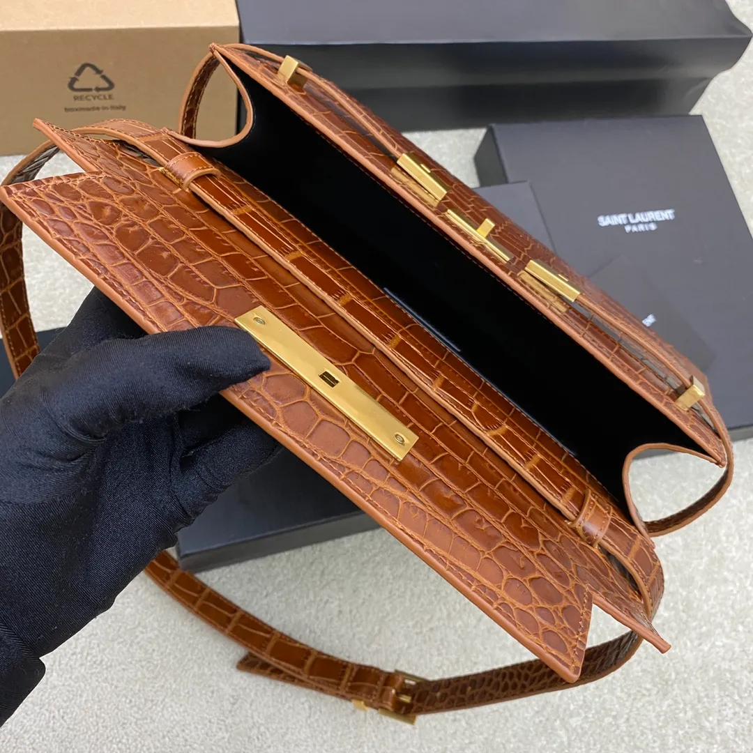 Brown Crocodile/Gold 🌈 Manhattan The latest bag type, the clamshell Manhattan baguette bag, has changed the classic logo of the past and replaced it with a low-key and simple design style. It is a bit like Kelly from the H family, with a very retro flavor👍It can be held in the hand, on one shoulder or crossbody, and The bag is multi-purpose, satisfying both business ladies and little girls’ leisure time. The carefully selected original crocodile pattern cowhide, perfect wiring, and exquisite hardware make the whole bag exude a high-end taste. 👍20230880 Model: 553742 [original leather] Size: 29*20x7.5cm