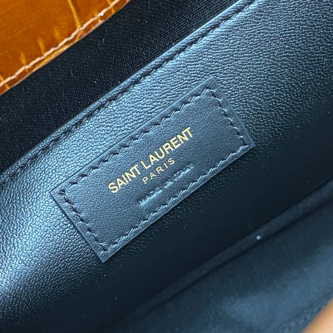 Brown Crocodile/Gold 🌈 Manhattan The latest bag type, the clamshell Manhattan baguette bag, has changed the classic logo of the past and replaced it with a low-key and simple design style. It is a bit like Kelly from the H family, with a very retro flavor👍It can be held in the hand, on one shoulder or crossbody, and The bag is multi-purpose, satisfying both business ladies and little girls’ leisure time. The carefully selected original crocodile pattern cowhide, perfect wiring, and exquisite hardware make the whole bag exude a high-end taste. 👍20230880 Model: 553742 [original leather] Size: 29*20x7.5cm