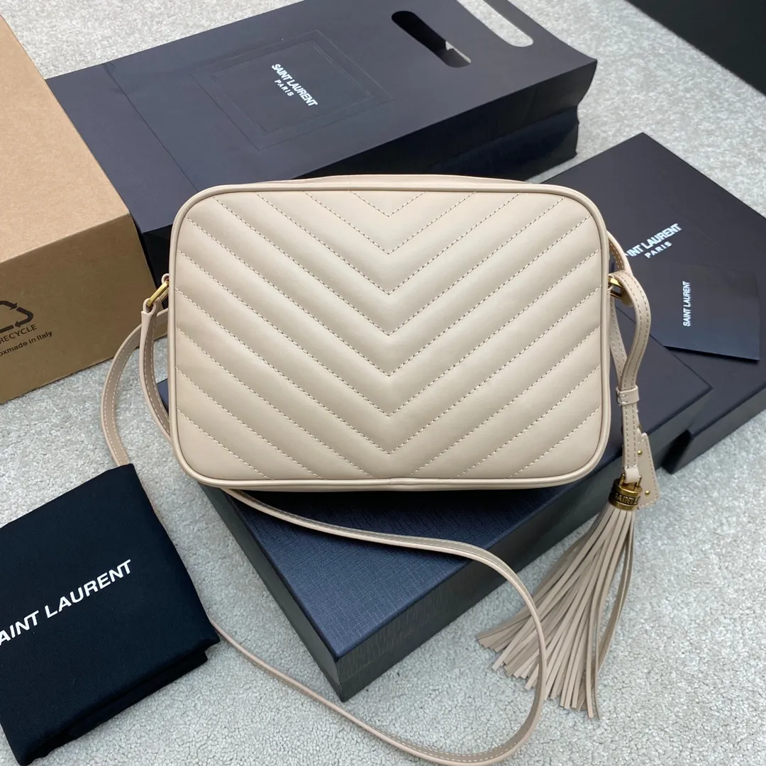 💰1360 apricot plain/gold 🌈The popular Y family LOU BAG camera bag is super lightweight and has an amazing capacity👍original ZP leather‼ ️Delicate and high-end, the leather feels super good👍The simple bag body is embellished with Y’s classic logo, the shoulder straps can be adjusted, and the tassel pendant can be removed, making it lightweight and versatile! 20220680 Model: 505730 [original leather] Size: 23x16x6cm