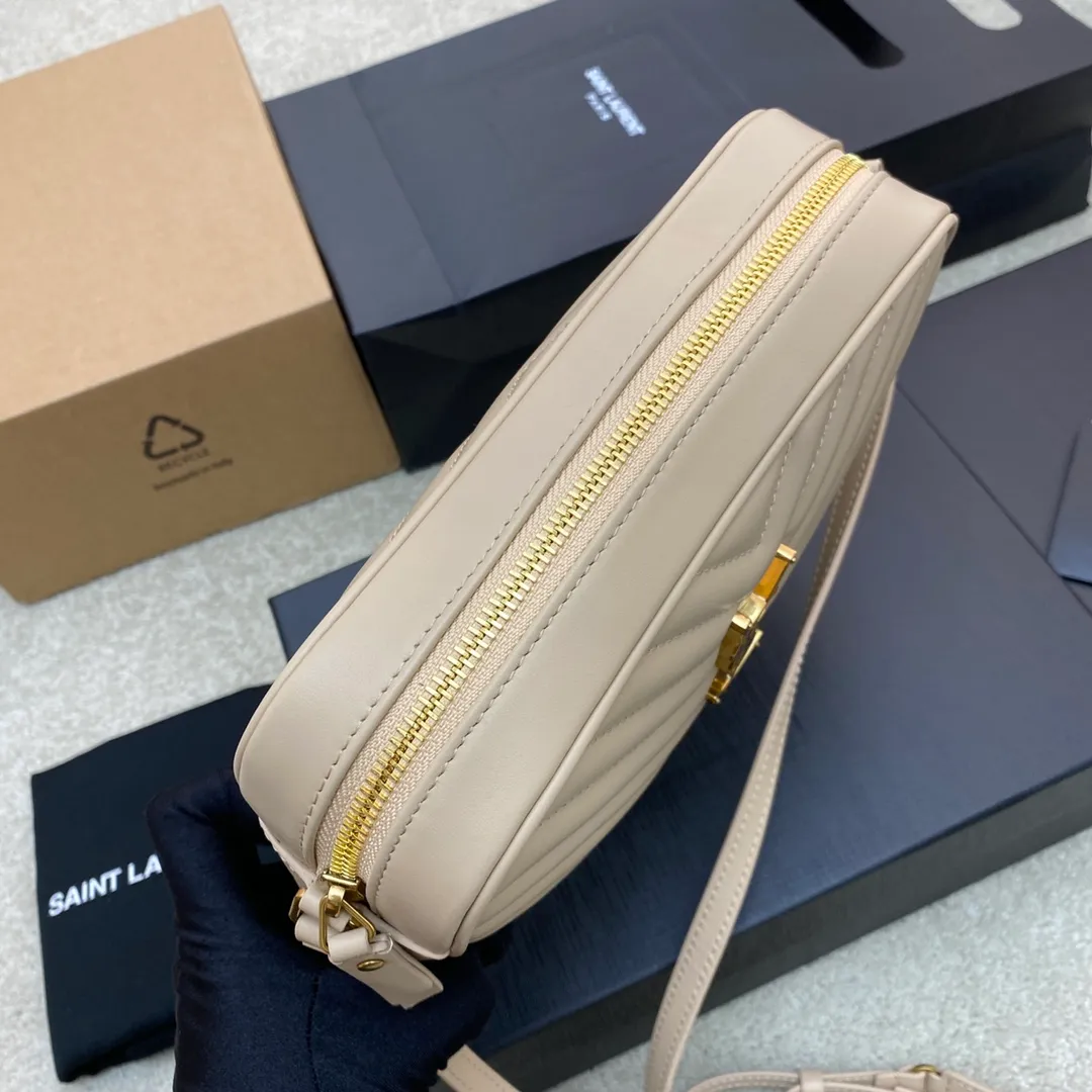 💰1360 apricot plain/gold 🌈The popular Y family LOU BAG camera bag is super lightweight and has an amazing capacity👍original ZP leather‼ ️Delicate and high-end, the leather feels super good👍The simple bag body is embellished with Y’s classic logo, the shoulder straps can be adjusted, and the tassel pendant can be removed, making it lightweight and versatile! 20220680 Model: 505730 [original leather] Size: 23x16x6cm