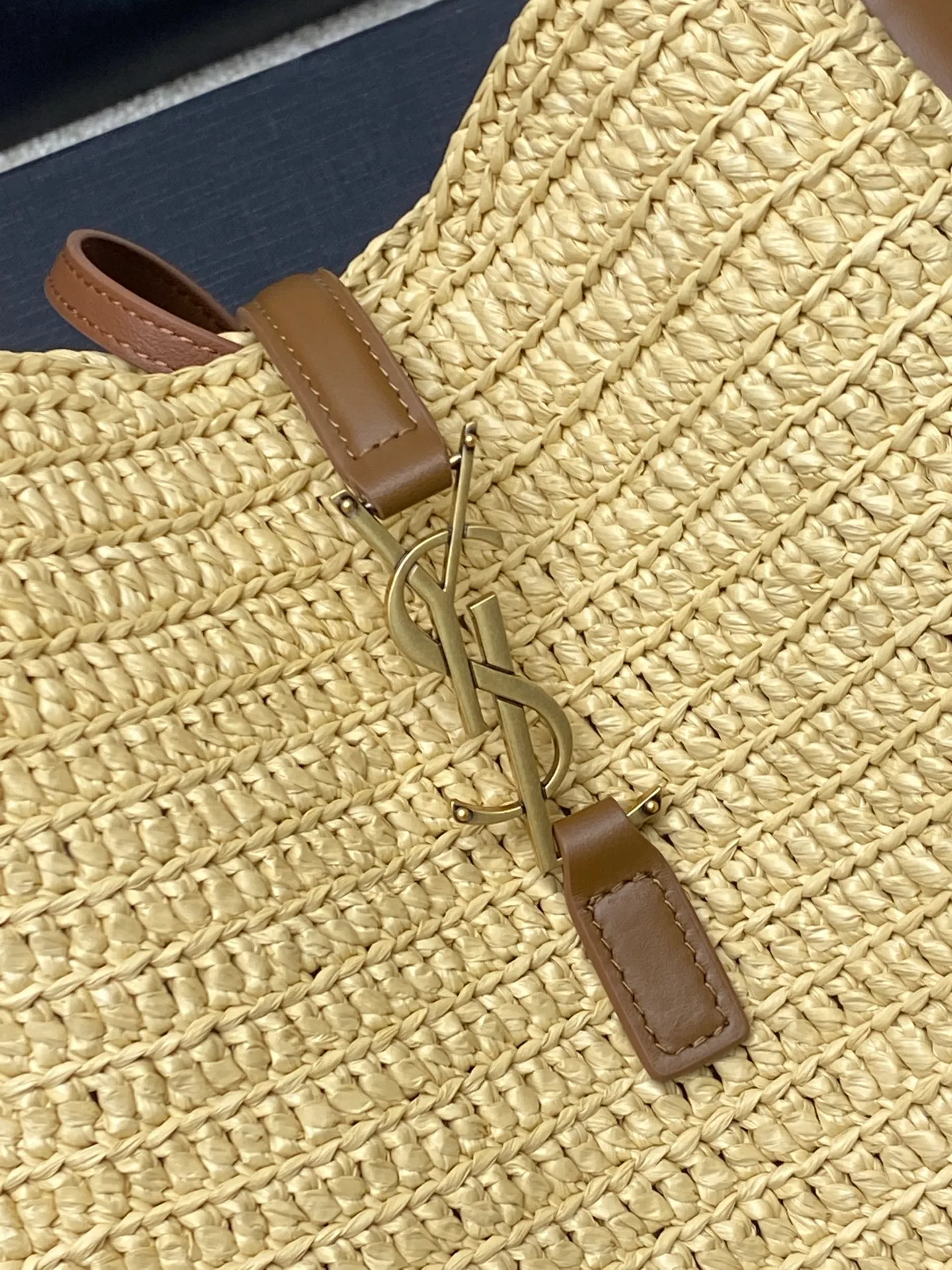 Apricot weave/old gold 🌈 Brand new and upgraded version [Raffia weave] ▪️ROSE▪️ New style for the new year, the same style as the Korean star Hobo!! This year’s extremely popular armpit bag Y family is late but it’s here! ! The outline of the bag is simple and three-dimensional, and it looks stiff but not too sharp. Paired with the brand's iconic plug-in buckle, the overall look gives a unique and elegant, yet fashionable and modern temperament👑20250850 Model: 823812 [original leather] Size: 22x22x10cm