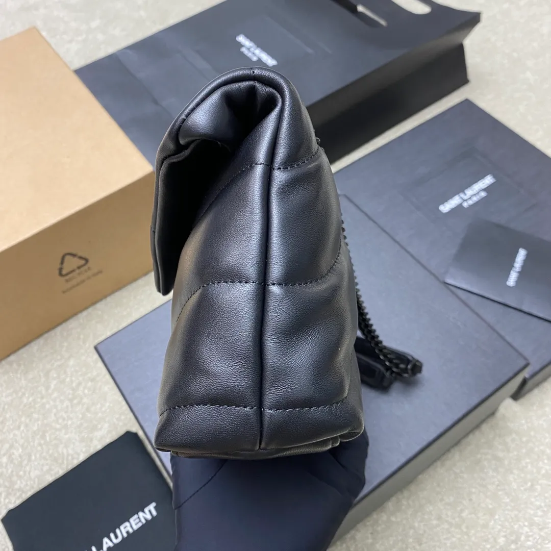 💰1440 Black Sheepskin/Gun 🌈𝙇𝙤𝙪𝙇𝙤𝙪 𝙥𝙪𝙛𝙛𝙚𝙧～LOULOU PUFFER new mini double chain quilted lambskin bag, super popular style counter, the latest mini size! Made of original ZP leather, it feels soft and delicate, and it is as cute as a marshmallow when you take it out! The bag has an inner zippered pocket for mobile phones and valuables, and a card slot for cards. Apart from this, there are no extra inner pockets. Although it is small, it has all the essentials and can be used as you like👍20230720 Model: 759337 [original leather] Size: 23x15.5x5.8cm