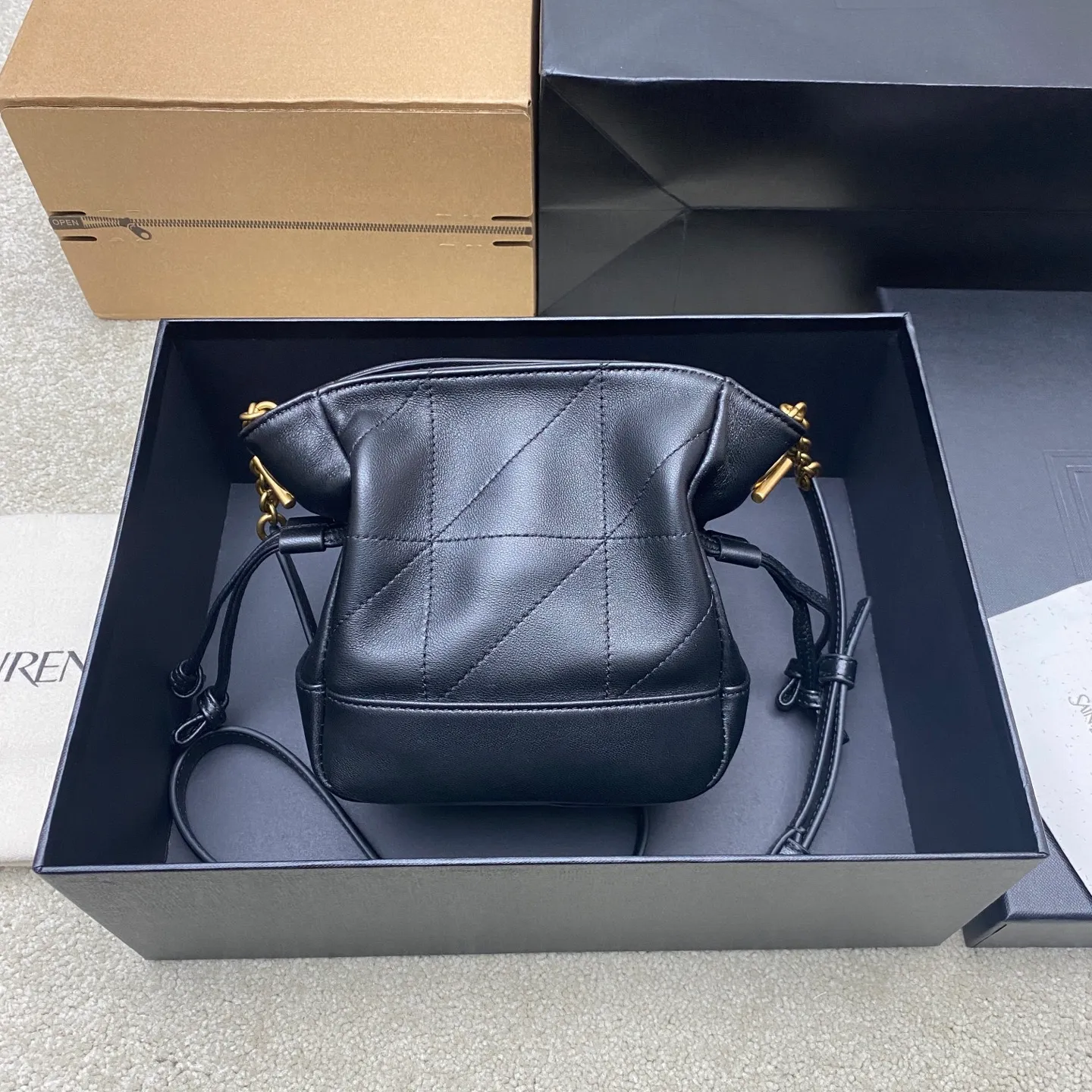 Black sheepskin/antique gold 🌈YSL’s latest cross-body lucky bag mini size is now available! The new size of the lucky bag is so cute, let’s plant it together. Jamie 4.3 large po designers really understand what consumers need🉑️Many tote bag designs cannot achieve both beauty and practicality, but! This tote did it! It is light, compact and cute, and its capacity is very good. And it’s very elegant! It is a practical tote with online design and full of luxury. Can this be said? 20250680 Model: 859174 [original leather] Size: 14.5×15.5×8cm