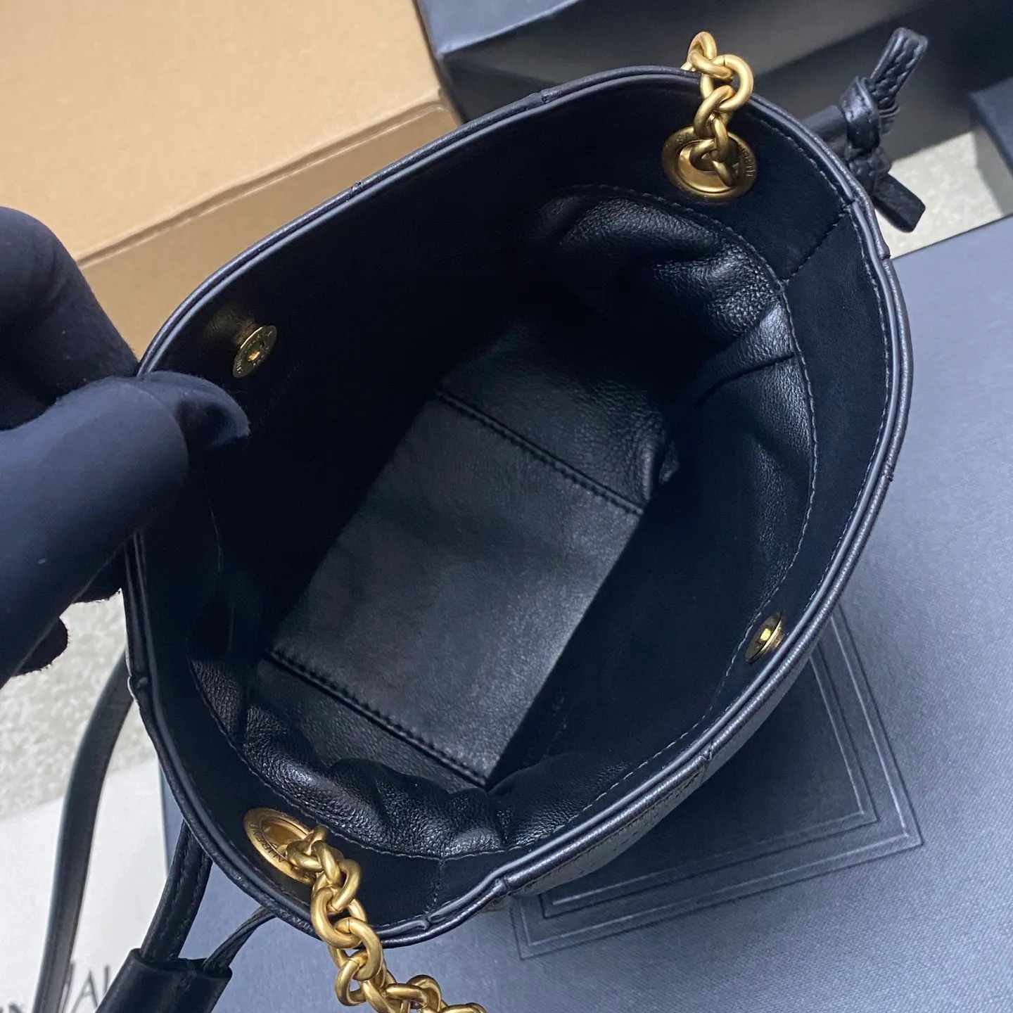 Black sheepskin/antique gold 🌈YSL’s latest cross-body lucky bag mini size is now available! The new size of the lucky bag is so cute, let’s plant it together. Jamie 4.3 large po designers really understand what consumers need🉑️Many tote bag designs cannot achieve both beauty and practicality, but! This tote did it! It is light, compact and cute, and its capacity is very good. And it’s very elegant! It is a practical tote with online design and full of luxury. Can this be said? 20250680 Model: 859174 [original leather] Size: 14.5×15.5×8cm