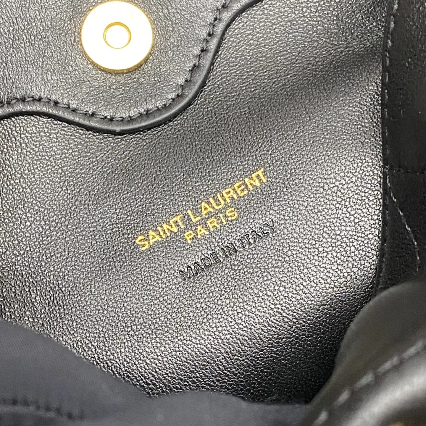 Black sheepskin/antique gold 🌈YSL’s latest cross-body lucky bag mini size is now available! The new size of the lucky bag is so cute, let’s plant it together. Jamie 4.3 large po designers really understand what consumers need🉑️Many tote bag designs cannot achieve both beauty and practicality, but! This tote did it! It is light, compact and cute, and its capacity is very good. And it’s very elegant! It is a practical tote with online design and full of luxury. Can this be said? 20250680 Model: 859174 [original leather] Size: 14.5×15.5×8cm