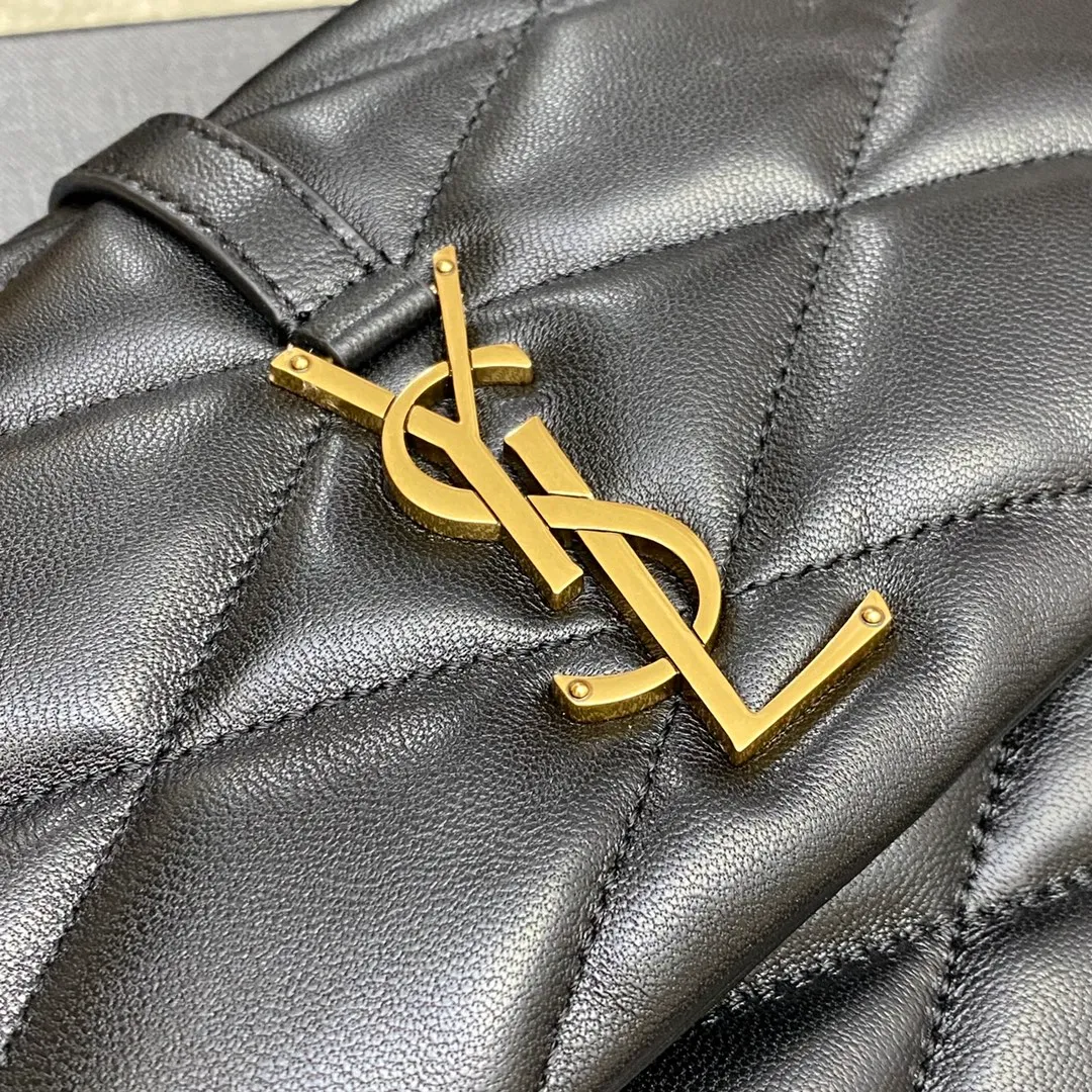 Black sheepskin/gold 🌈LE 57 series quilted armpit bag. These days, if you don’t have an armpit bag, you’d be embarrassed to say you’re a trendy person, right? The entire bag adopts diamond-shaped quilting technology, and the metal logo decoration on the front adds a finishing touch. Exquisite workmanship and romantic sentiment meet and blend! The original Italian lamb leather feels soft and comfortable, so soft that I always want to wear it! For banquets, you can wear it with any other outfit. It can be used casually or as a goddess. It is a versatile tool👍20220750 Model: 698567 [original leather] Size: 24×18×5.5cm