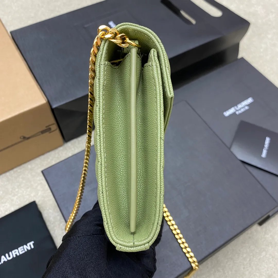 Ball pattern grass green/gold buckle 🌈MONOGRAM caviar pattern original leather version envelope bag 👍A super practical small bag, the most classic style 👏100% original cowhide with fine handcrafting; customized metal Y family logo highlights personality; flip-top design ensures safety of use; small bag has large capacity, with 20 card slots, two banknote compartments, two central compartments, and an inner zipper bag to hold everything‼ ️20210630 Model: 360452 [original leather] Size: 22.5*14*4cm