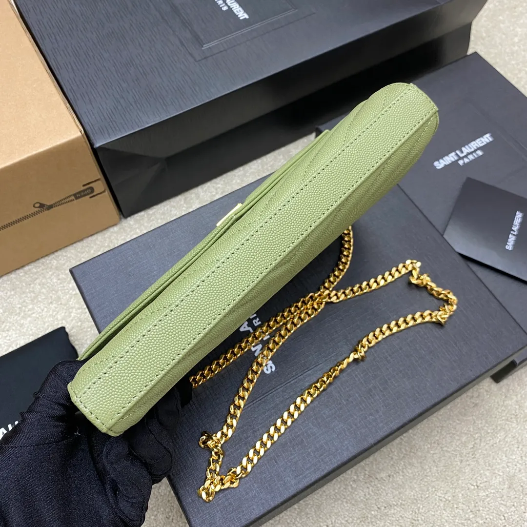 Ball pattern grass green/gold buckle 🌈MONOGRAM caviar pattern original leather version envelope bag 👍A super practical small bag, the most classic style 👏100% original cowhide with fine handcrafting; customized metal Y family logo highlights personality; flip-top design ensures safety of use; small bag has large capacity, with 20 card slots, two banknote compartments, two central compartments, and an inner zipper bag to hold everything‼ ️20210630 Model: 360452 [original leather] Size: 22.5*14*4cm