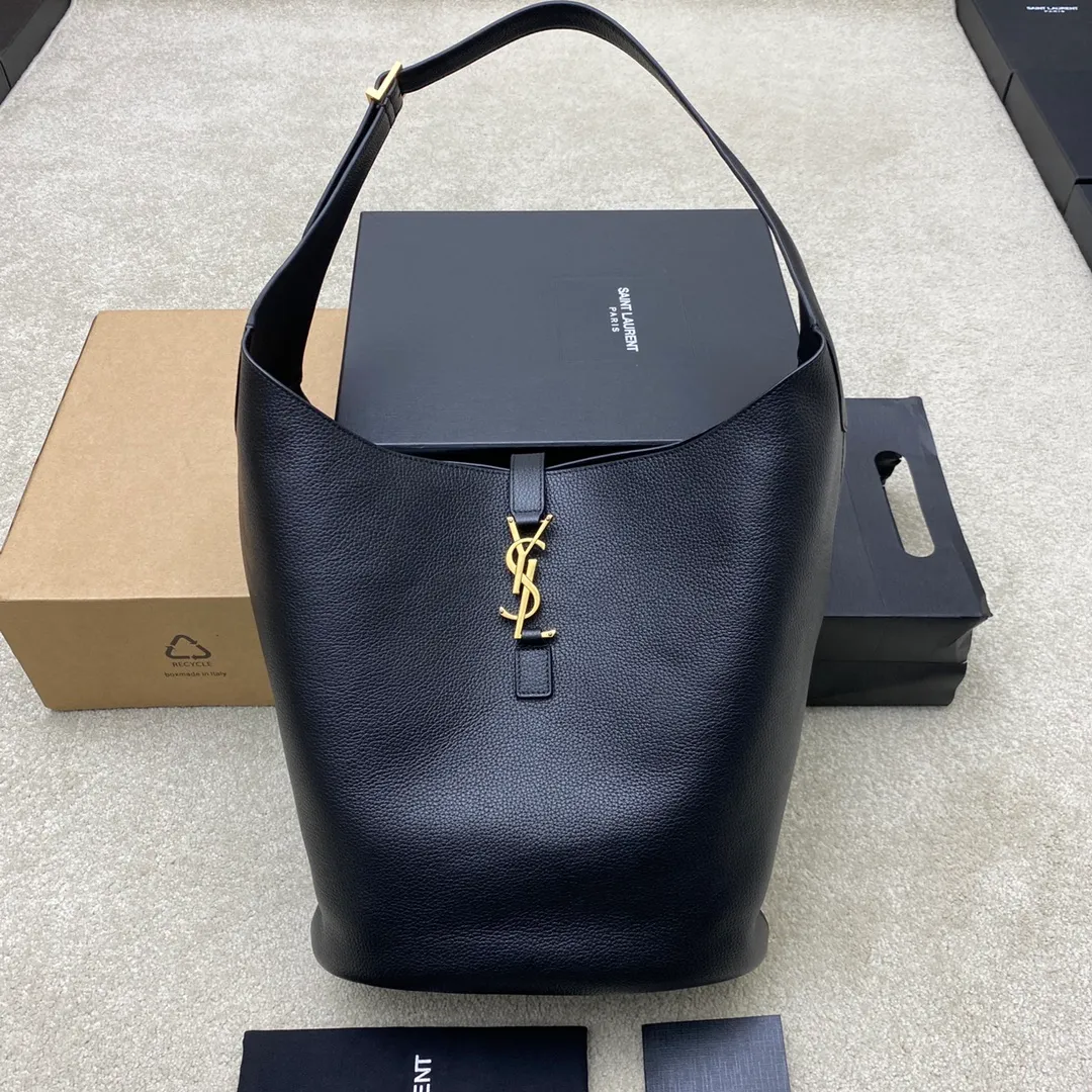 💰1900 Black Plain/Gold 🌈Y Home 2024 Autumn New LE 5A 7 The HOBO handbag continues the classic hobo style, minimalist and design. The bag is made of black grained cowhide, with a slim leather strap running across the mouth. The golden letter logo buckle becomes the focus. It is paired with a black suede leather lining. The neat and practical bucket bag shape is suitable for leisure vacations or urban scenes. 20240950 Model: 793088 [original leather] Size: 26x31.5x15cm