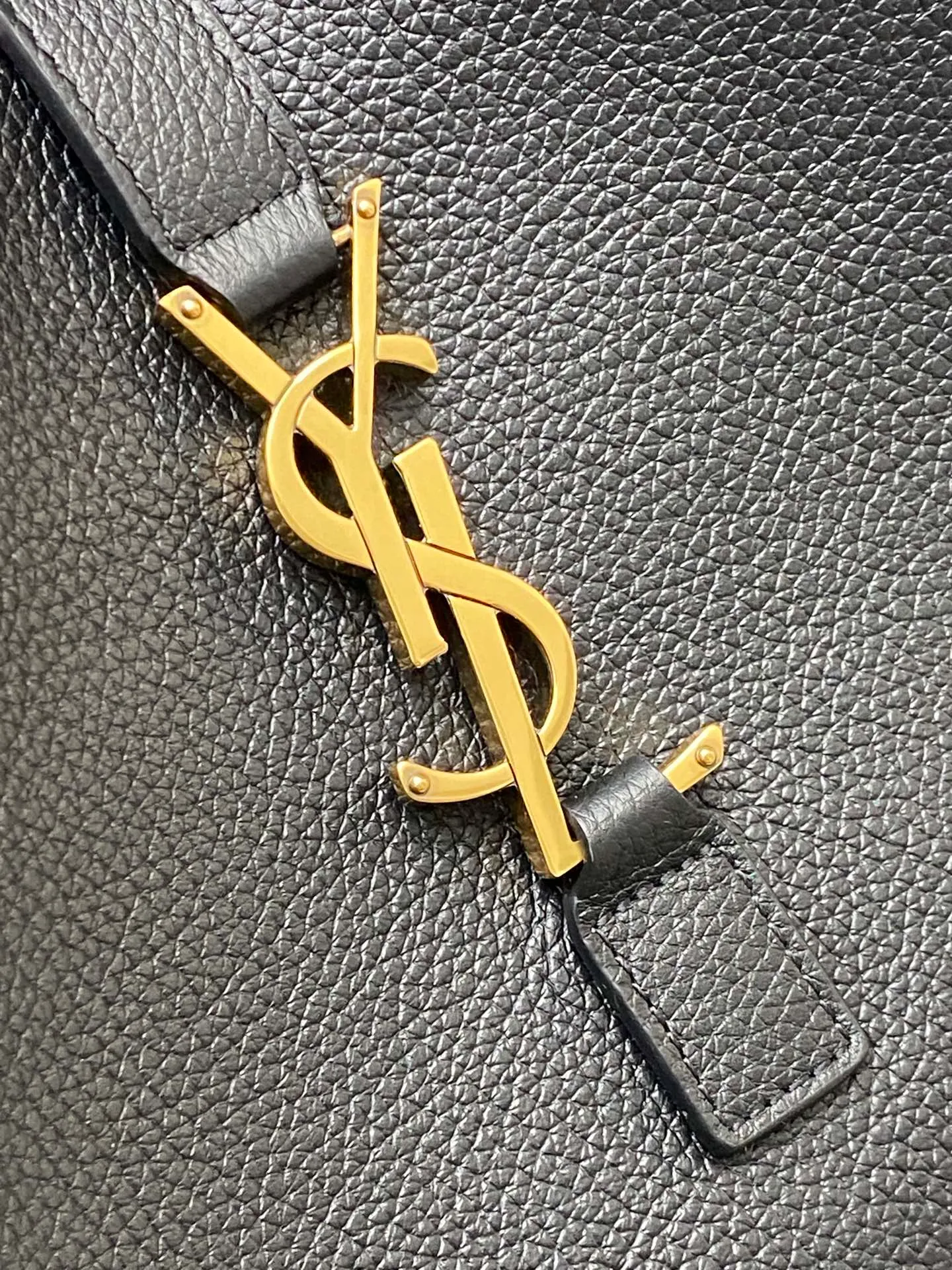 💰1900 Black Plain/Gold 🌈Y Home 2024 Autumn New LE 5A 7 The HOBO handbag continues the classic hobo style, minimalist and design. The bag is made of black grained cowhide, with a slim leather strap running across the mouth. The golden letter logo buckle becomes the focus. It is paired with a black suede leather lining. The neat and practical bucket bag shape is suitable for leisure vacations or urban scenes. 20240950 Model: 793088 [original leather] Size: 26x31.5x15cm