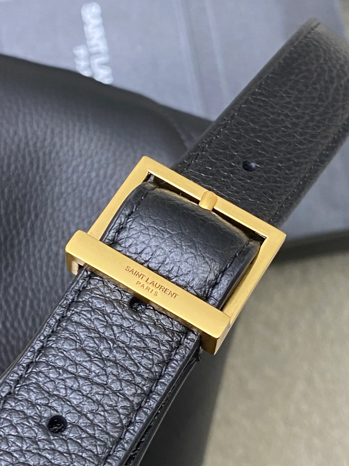 💰1900 Black Plain/Gold 🌈Y Home 2024 Autumn New LE 5A 7 The HOBO handbag continues the classic hobo style, minimalist and design. The bag is made of black grained cowhide, with a slim leather strap running across the mouth. The golden letter logo buckle becomes the focus. It is paired with a black suede leather lining. The neat and practical bucket bag shape is suitable for leisure vacations or urban scenes. 20240950 Model: 793088 [original leather] Size: 26x31.5x15cm