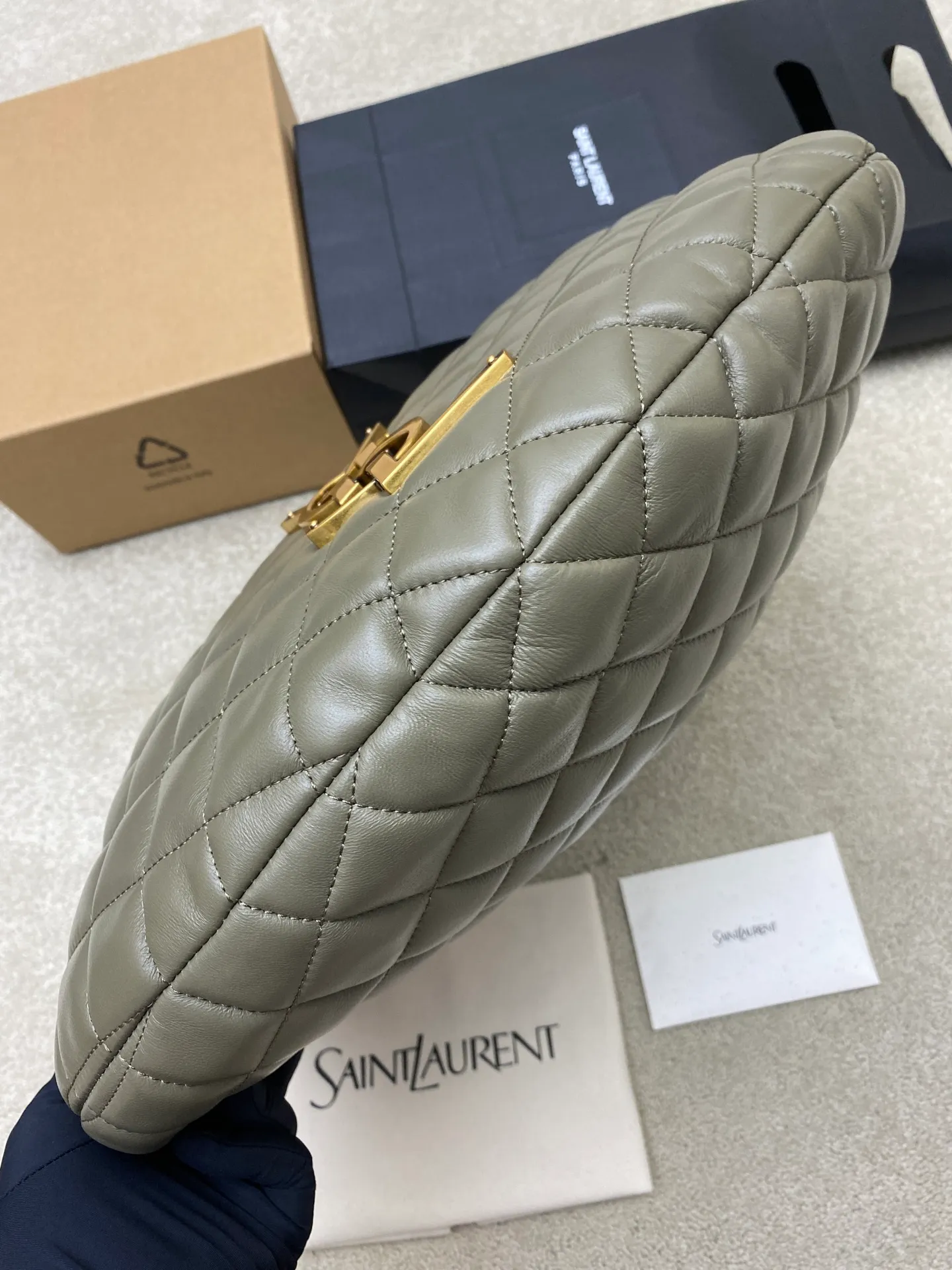 1050 Gray Green Sheepskin/Gold 🌈New ICARE baby Napa Sheepskin Handbag The much-anticipated croissant-shaped bag 🥐 makes its debut, embellished with the iconic metal logo, perfectly combining retro and modern feel, making it one of the most anticipated It Bags this season. Whether it's for daily outings or night parties, this bag can be easily carried! 202501050 Model: 858160 [Original leather] Size: 47x35x15 [This size does not come with packaging]