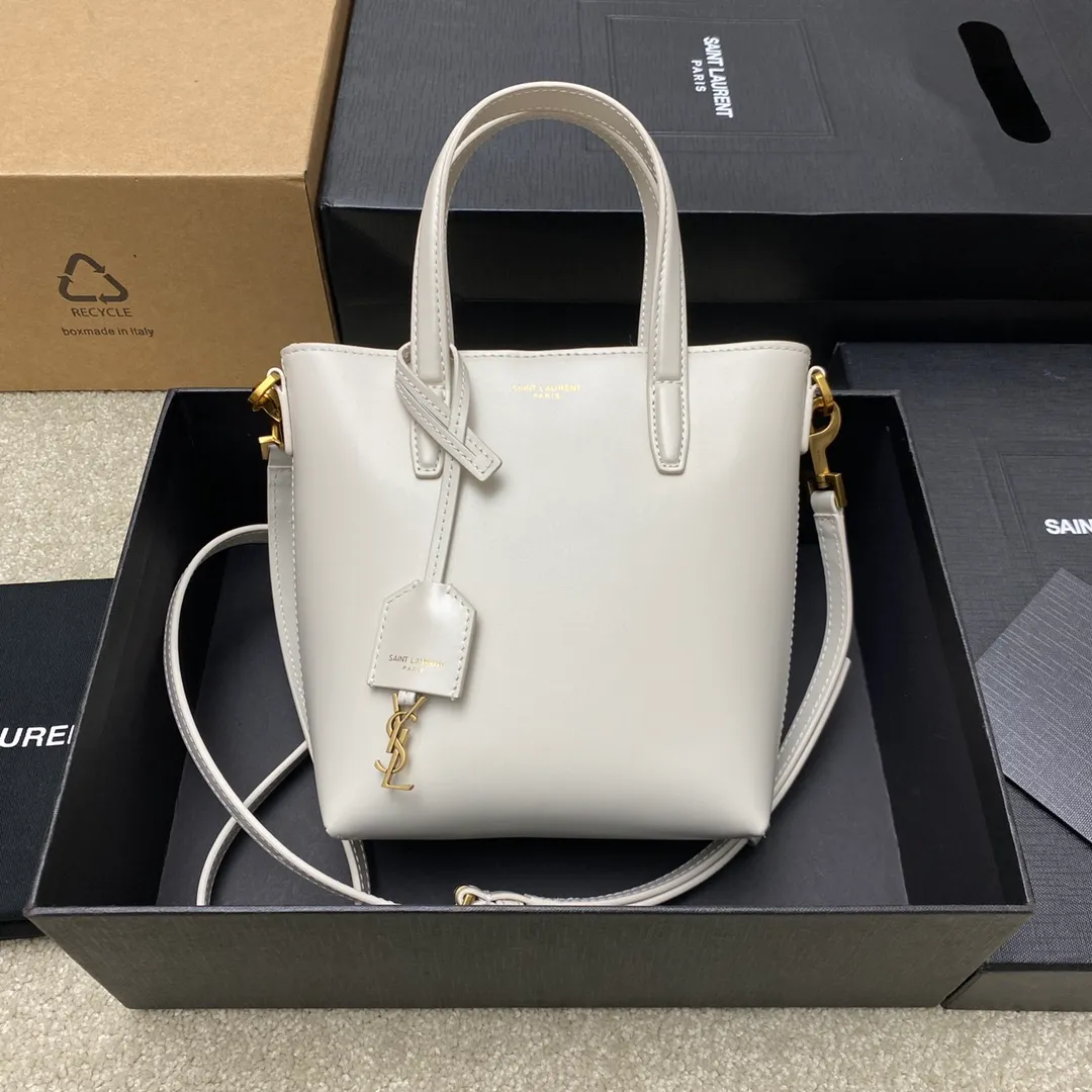 p1500 special grade original milk white plain/gold 🌈New YSL mini plain tote bag This bag must have its place among mini bags! First, it is small enough and cute enough. Second, it has a large enough capacity to hold it. Third, its crocodile pattern embossing is durable enough. With these three points, almost no cute little one can beat it! The design of the small handbag and detachable shoulder strap is also more outstanding in terms of carrying ability. It is so cute and has no shortcomings. I love it! ! It must be developed by ZP, see the comparison chart for similarity! Please rest assured about the quality and leave it to us! 20240580 Model: 773995 [original leather] Size: 18×17×8cm