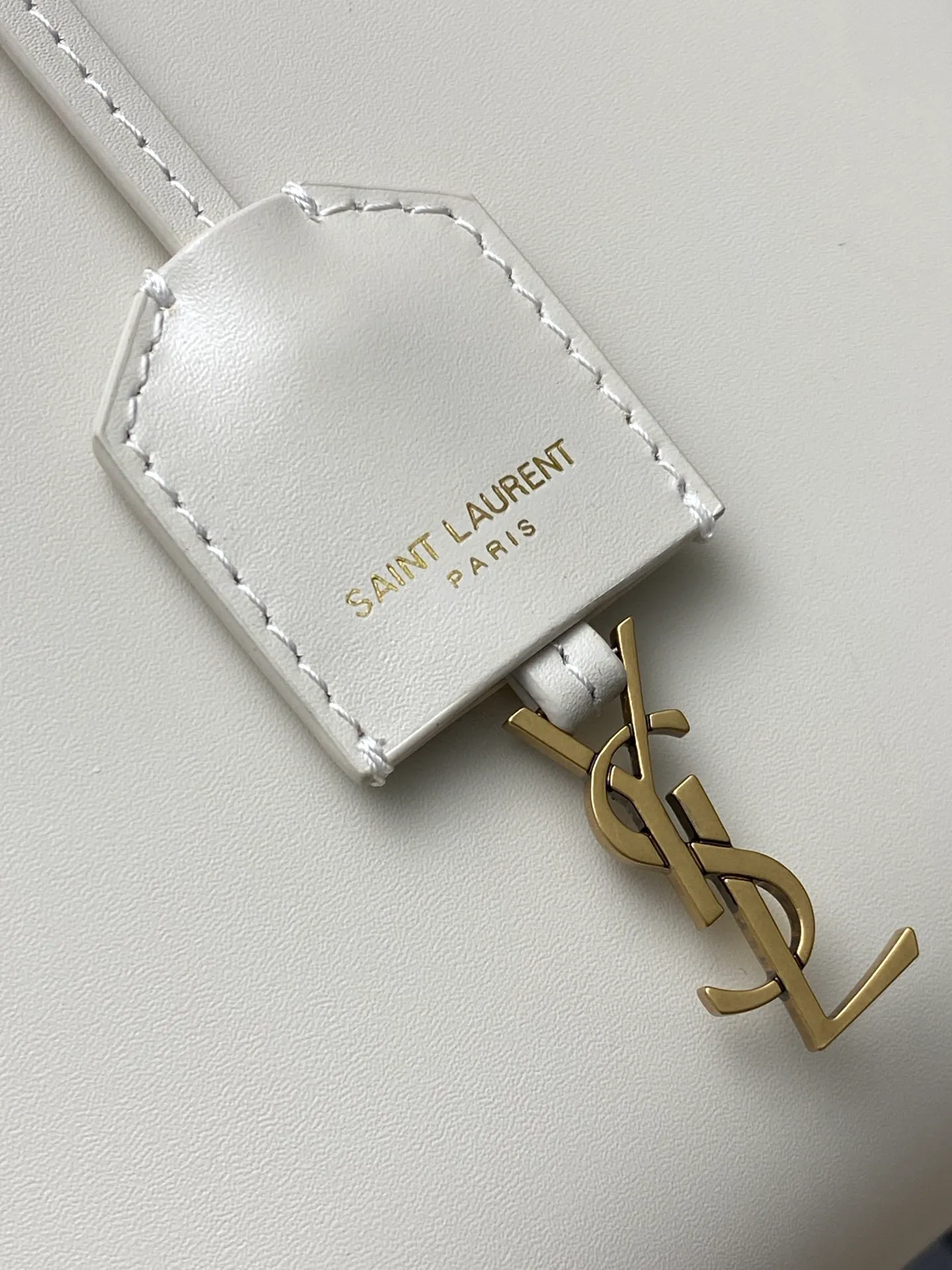 p1500 special grade original milk white plain/gold 🌈New YSL mini plain tote bag This bag must have its place among mini bags! First, it is small enough and cute enough. Second, it has a large enough capacity to hold it. Third, its crocodile pattern embossing is durable enough. With these three points, almost no cute little one can beat it! The design of the small handbag and detachable shoulder strap is also more outstanding in terms of carrying ability. It is so cute and has no shortcomings. I love it! ! It must be developed by ZP, see the comparison chart for similarity! Please rest assured about the quality and leave it to us! 20240580 Model: 773995 [original leather] Size: 18×17×8cm