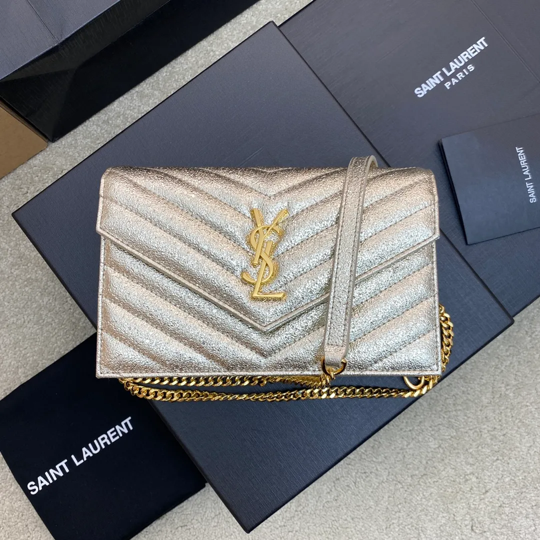 💰1160 champagne gold/gold buckle 🌈woc small envelope bag original leather version👍 Speaking of envelope bags, this one from the Y family must have a name! The entire bag is made of original caviar cowhide, with a three-dimensional shape and a comfortable feel! The detachable shoulder strap design enriches the versatility of the bag. The shoulder strap can be removed and used directly as a handbag & evening bag. It has multiple built-in card slots, which is extremely practical. You can bring your mobile phone and cards with you when you go out, and it can take you around the world easily‼ ️20230580 Model: 441974 [original leather] Size: 19*11.5*4cm