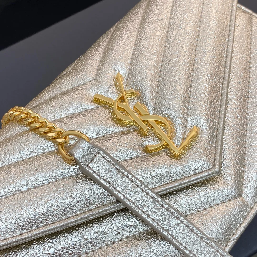 💰1160 champagne gold/gold buckle 🌈woc small envelope bag original leather version👍 Speaking of envelope bags, this one from the Y family must have a name! The entire bag is made of original caviar cowhide, with a three-dimensional shape and a comfortable feel! The detachable shoulder strap design enriches the versatility of the bag. The shoulder strap can be removed and used directly as a handbag & evening bag. It has multiple built-in card slots, which is extremely practical. You can bring your mobile phone and cards with you when you go out, and it can take you around the world easily‼ ️20230580 Model: 441974 [original leather] Size: 19*11.5*4cm