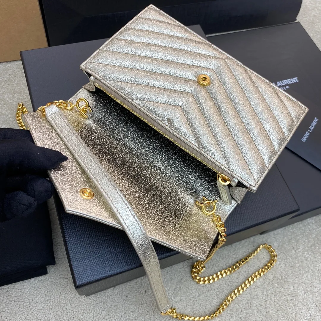💰1160 champagne gold/gold buckle 🌈woc small envelope bag original leather version👍 Speaking of envelope bags, this one from the Y family must have a name! The entire bag is made of original caviar cowhide, with a three-dimensional shape and a comfortable feel! The detachable shoulder strap design enriches the versatility of the bag. The shoulder strap can be removed and used directly as a handbag & evening bag. It has multiple built-in card slots, which is extremely practical. You can bring your mobile phone and cards with you when you go out, and it can take you around the world easily‼ ️20230580 Model: 441974 [original leather] Size: 19*11.5*4cm