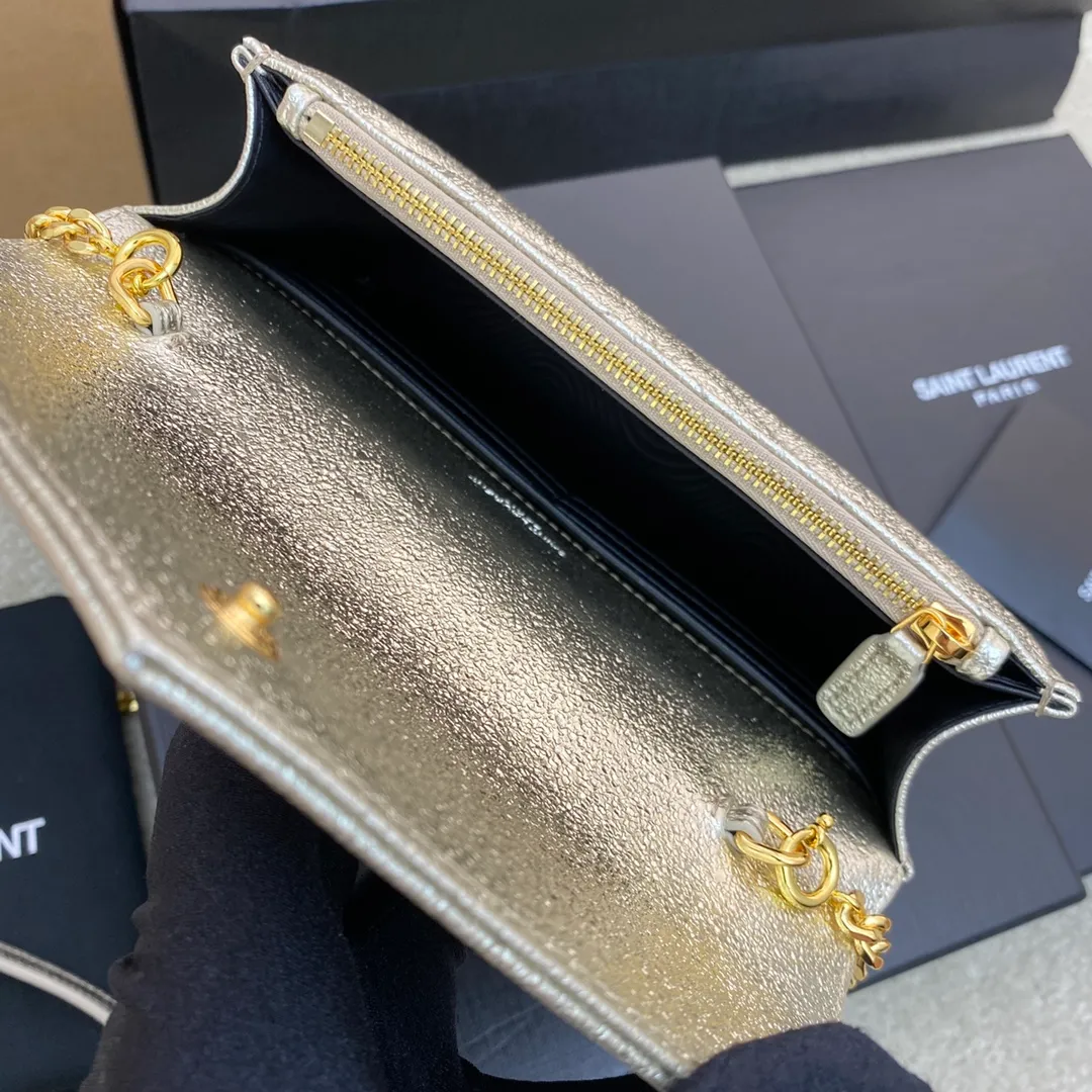 💰1160 champagne gold/gold buckle 🌈woc small envelope bag original leather version👍 Speaking of envelope bags, this one from the Y family must have a name! The entire bag is made of original caviar cowhide, with a three-dimensional shape and a comfortable feel! The detachable shoulder strap design enriches the versatility of the bag. The shoulder strap can be removed and used directly as a handbag & evening bag. It has multiple built-in card slots, which is extremely practical. You can bring your mobile phone and cards with you when you go out, and it can take you around the world easily‼ ️20230580 Model: 441974 [original leather] Size: 19*11.5*4cm