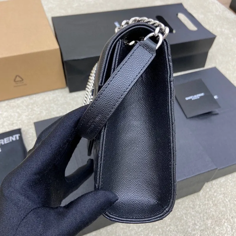 Black ball pattern/silver buckle 🌈𝑬𝒏𝒗𝒆𝒍𝒐𝒑𝒆 Medium grained embossed quilted genuine leather envelope bag, classic is eternal, the sky-high V pattern and rhombus caviar pattern, Italian original cowhide with eye-catching Y family logo, all in one, stylish and stylish! One chain and three backs, single chain cross-body, double chain single back, single chain single back are all perfect🤗Little fairies of different heights, there is always a way to carry it that suits you❤️20230750 Model: 392739 [original leather] Size: 24x17.5x6cm