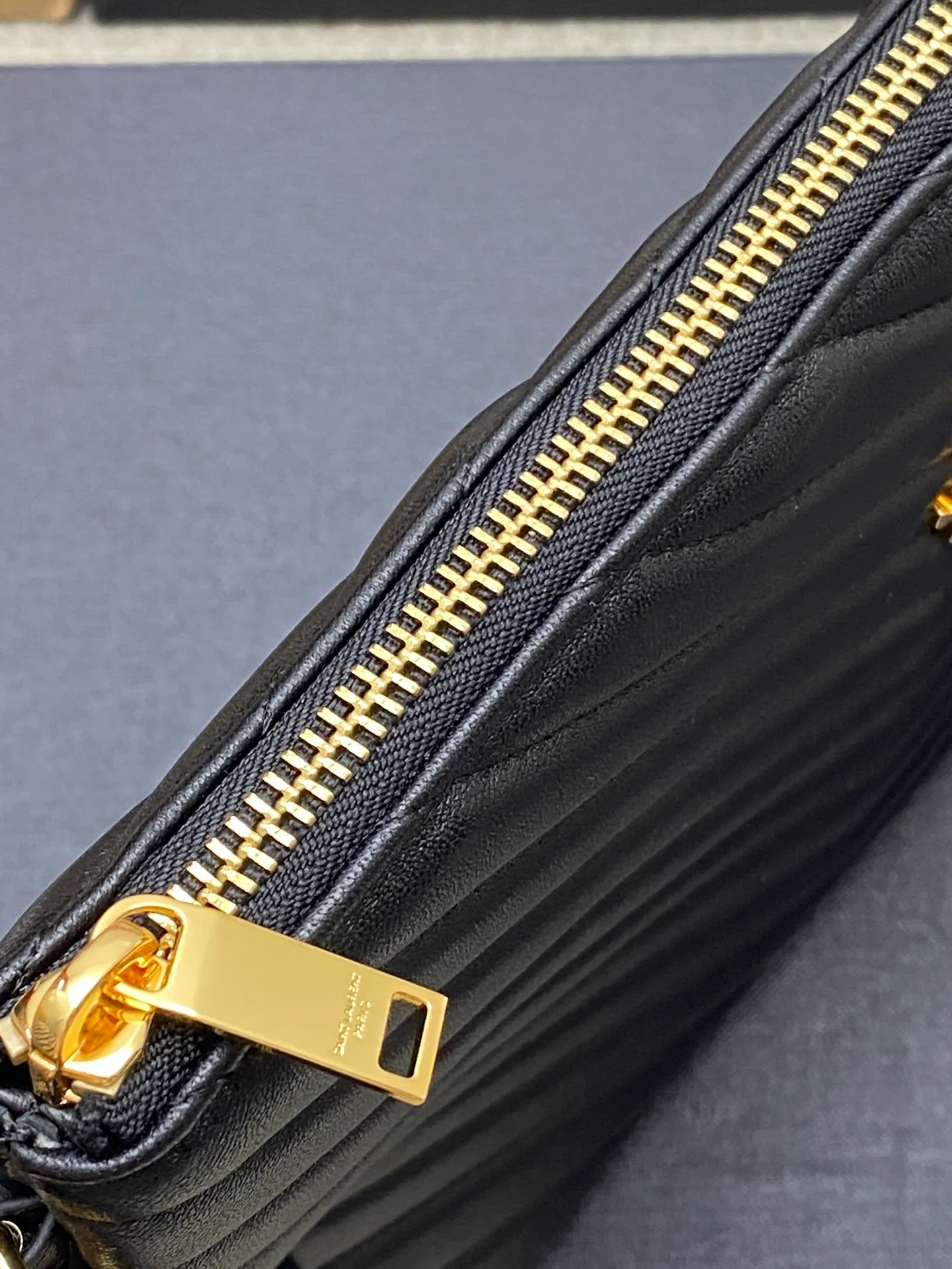 💰920 black sheepskin/gold 🌈YSL Saint Laurent Paris new black classic clutch calfskin zipper, soft and shiny elegant and generous quilting process rhombus quilted soft lambskin clutch! Exquisite craftsmanship creates every detail, from touch to texture, exuding high-end elegance! 20250460 Model: 559193 [original leather] Size: 30x21cm (medium size)