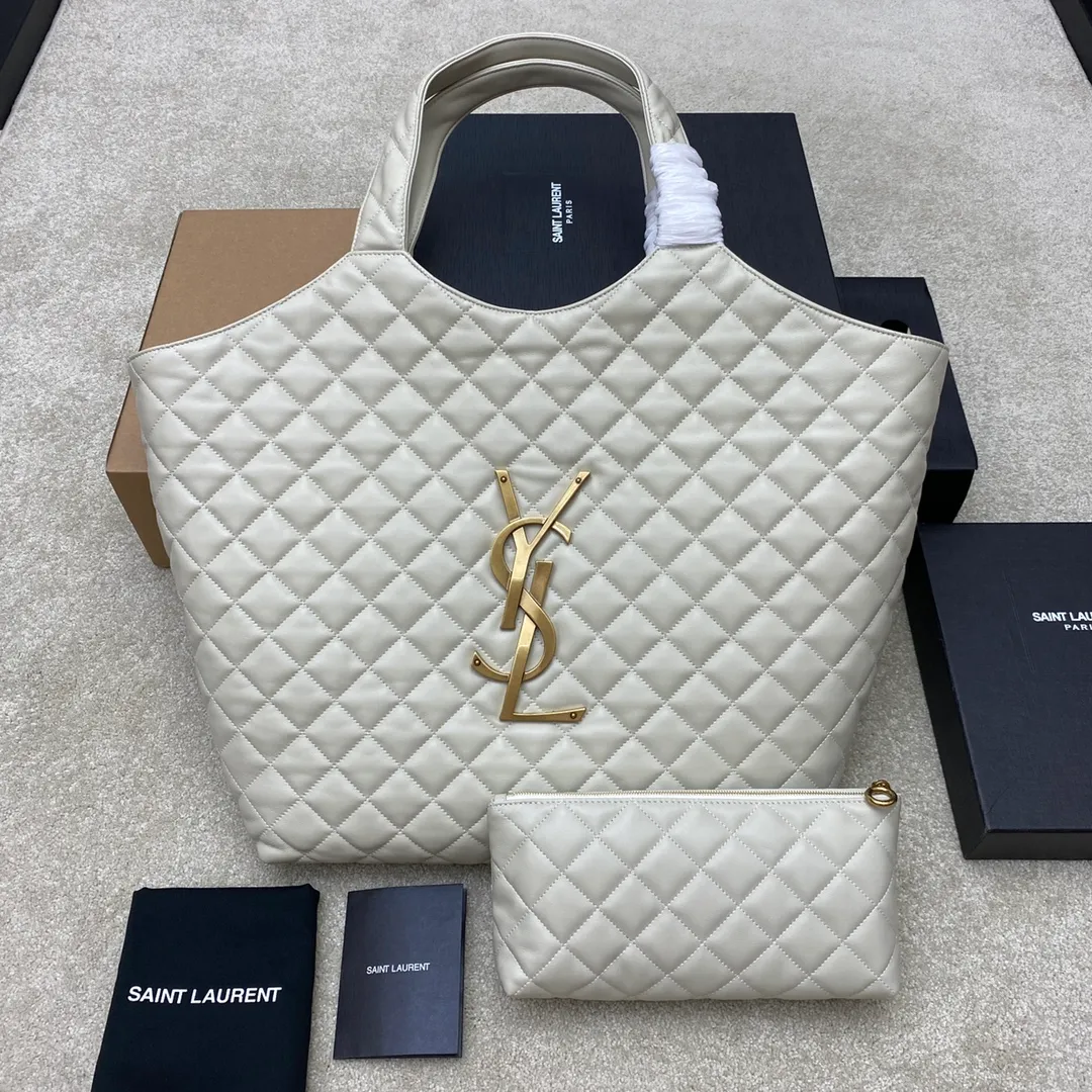 White sheepskin/antique gold 🌈ICARE tote bag ~ shopping bag, the ICARE tote bag that is popular all over the Internet, "free and hot, comfortable and comfortable, elegance is you, and casualness is also you" - Saint Laurent 22 spring and summer new product launch tote bag, retro diamond lattice and precision detail craftsmanship, ICARE has also achieved true exquisiteness in the details! As the latest style, ICARE will definitely show different effects in the bag regardless of the appearance, material and practicality♥️ It can be used by both men and women. The oversized logo design, the letter surface is shaped, has a sculptural and artistic style, it is very eye-catching, so cool, so cool😎I was stunned👄 [This model does not come with packaging] 202201200 Model: 698651 [Original leather] Size: Bottom width 38CM*top width 58*height 43CM*thickness 8cm