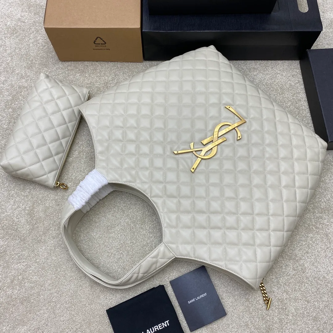 White sheepskin/antique gold 🌈ICARE tote bag ~ shopping bag, the ICARE tote bag that is popular all over the Internet, "free and hot, comfortable and comfortable, elegance is you, and casualness is also you" - Saint Laurent 22 spring and summer new product launch tote bag, retro diamond lattice and precision detail craftsmanship, ICARE has also achieved true exquisiteness in the details! As the latest style, ICARE will definitely show different effects in the bag regardless of the appearance, material and practicality♥️ It can be used by both men and women. The oversized logo design, the letter surface is shaped, has a sculptural and artistic style, it is very eye-catching, so cool, so cool😎I was stunned👄 [This model does not come with packaging] 202201200 Model: 698651 [Original leather] Size: Bottom width 38CM*top width 58*height 43CM*thickness 8cm