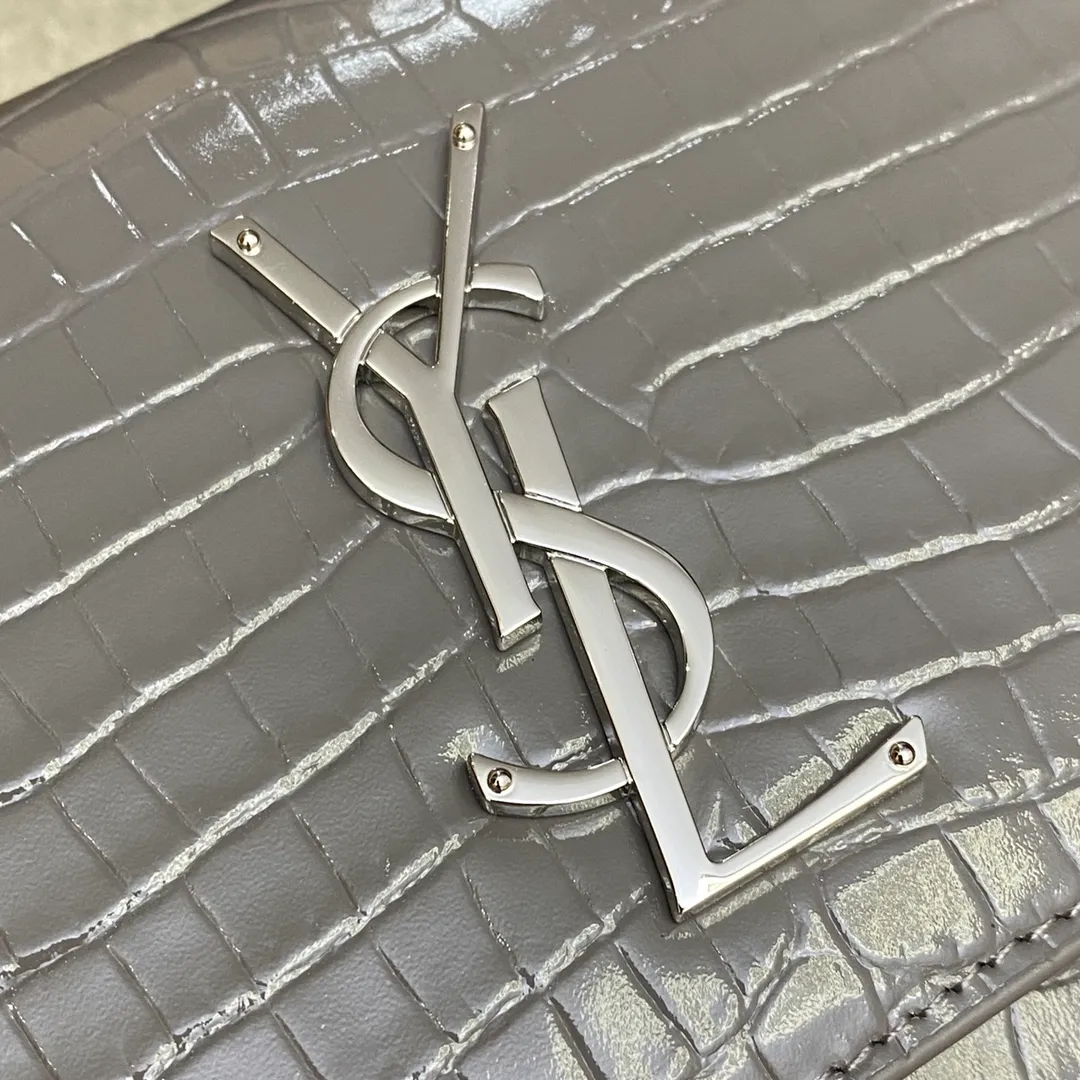 Dark gray crocodile pattern/white steel 🌈𝑺𝒖𝒏𝒔𝒆𝒕 𝟮𝟮𝒄𝒎#Classic luxury crocodile pattern sunset bag original leather version! Friends who like crocodile pattern bags cannot miss this one! High-quality genuine leather, genuine mold-opening hardware, pursuing every detail, striving to be infinitely close to ZP👍20210750 Size: 22x8x16cm Model: 442906 [Original leather]