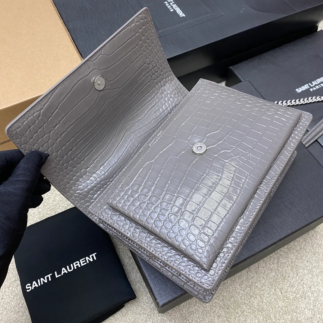 Dark gray crocodile pattern/white steel 🌈𝑺𝒖𝒏𝒔𝒆𝒕 𝟮𝟮𝒄𝒎#Classic luxury crocodile pattern sunset bag original leather version! Friends who like crocodile pattern bags cannot miss this one! High-quality genuine leather, genuine mold-opening hardware, pursuing every detail, striving to be infinitely close to ZP👍20210750 Size: 22x8x16cm Model: 442906 [Original leather]