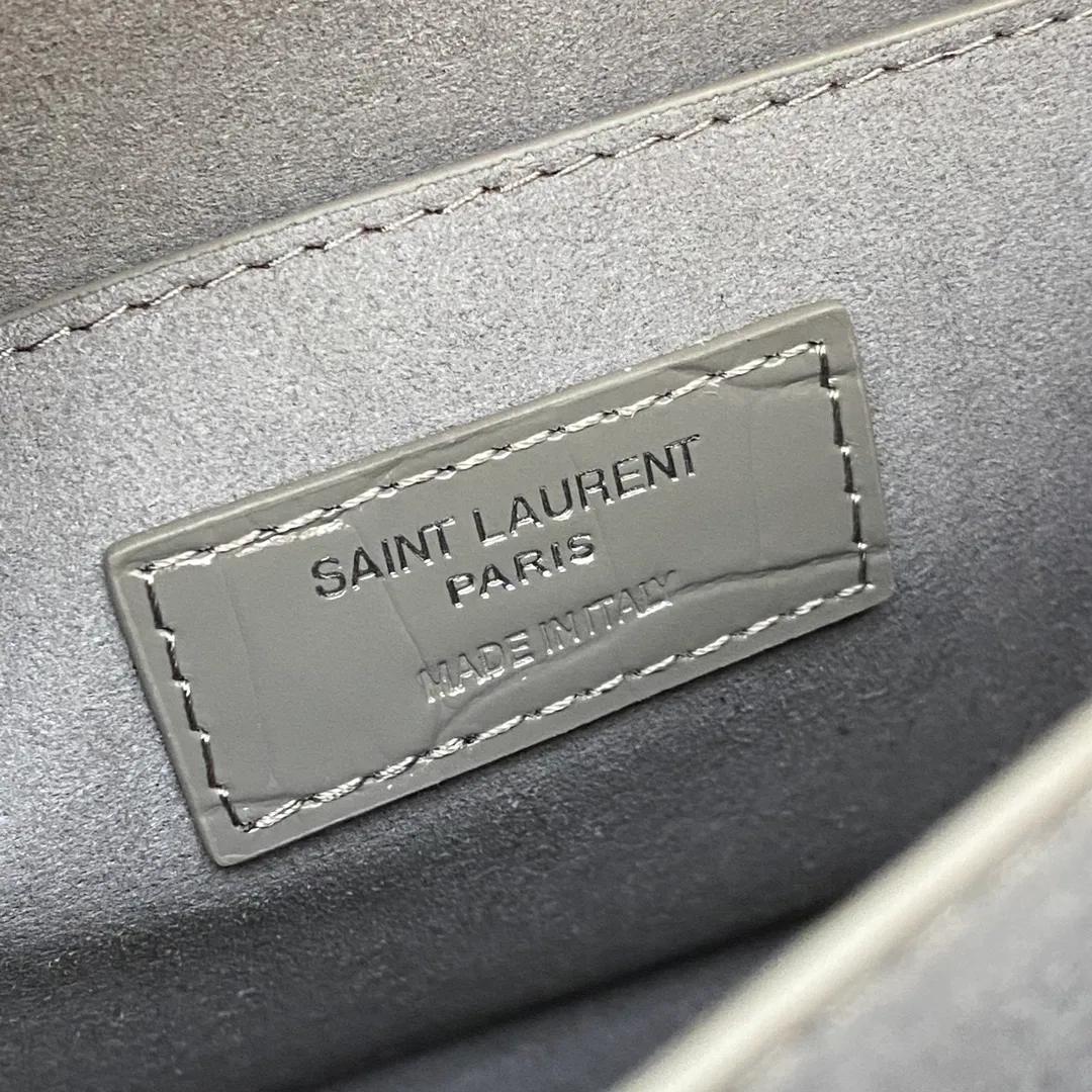 Dark gray crocodile pattern/white steel 🌈𝑺𝒖𝒏𝒔𝒆𝒕 𝟮𝟮𝒄𝒎#Classic luxury crocodile pattern sunset bag original leather version! Friends who like crocodile pattern bags cannot miss this one! High-quality genuine leather, genuine mold-opening hardware, pursuing every detail, striving to be infinitely close to ZP👍20210750 Size: 22x8x16cm Model: 442906 [Original leather]