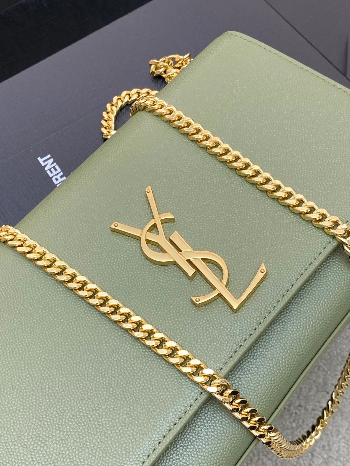 💰1260 Avocado green ball pattern/gold buckle 🌈Y’s most classic style Kate chain crossbody bag! A versatile style that is a must-have in every girl’s wardrobe! High-quality original South African cowhide, wear-resistant and scratch-resistant, no need to take special care of it💫Believe me, kate is definitely an eternal classic. No one would dare to call themselves fashionable without a Y family tassel bag👍20210630 Model: 354021 [Original leather] Size: 24x14.5x5.5cm