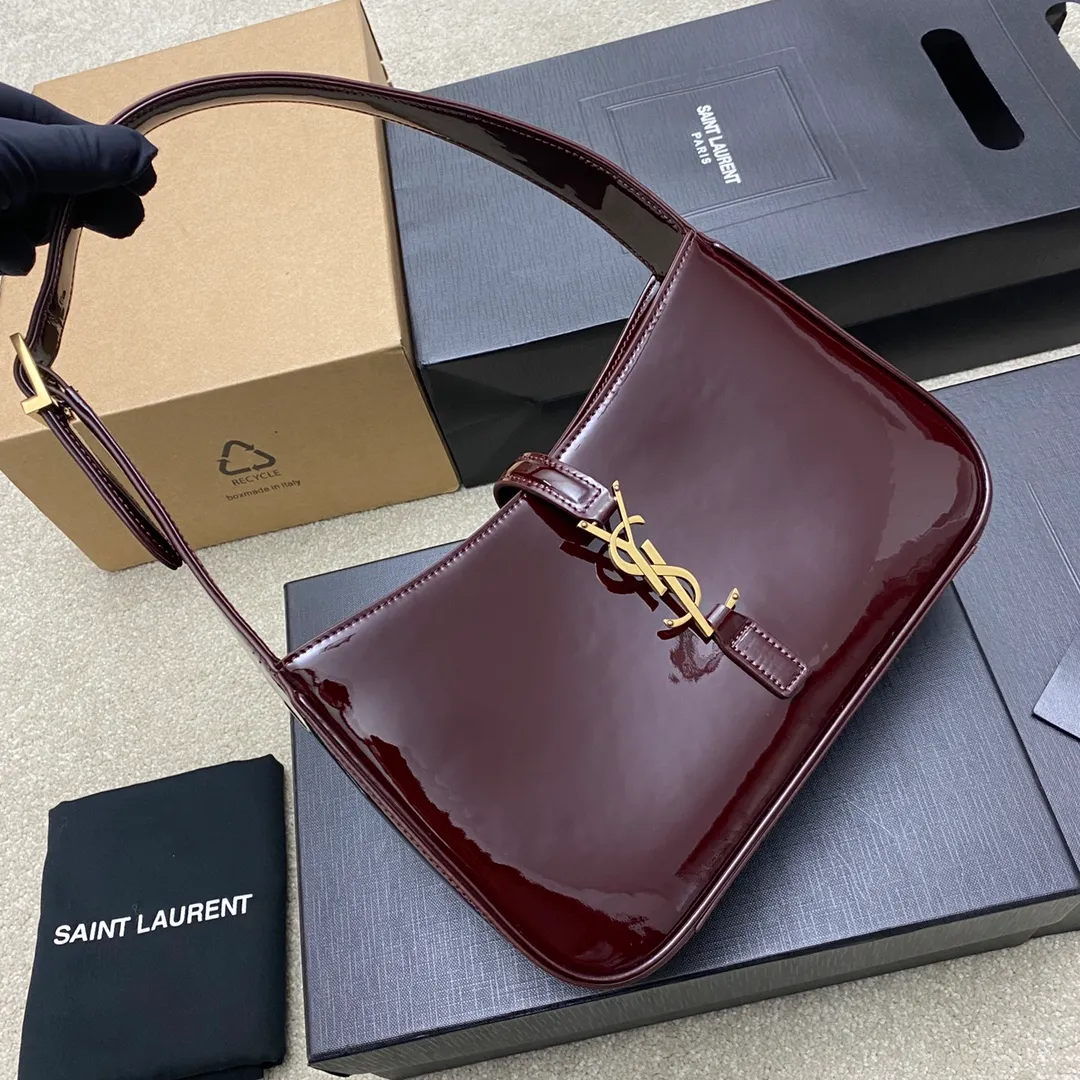 💰1160 Patent leather burgundy/gold 🌈2024 spring and summer new patent leather armpit bag! Le5A7 Bag Wandering Bag Highly Recommended 👍 One of this year’s treasure bags! Minimalist shape + metal logo buckle opening and closing design, adjustable shoulder straps, simple, beautiful and high-end! The bag is light and easy to match, so it looks so beautiful! The bag has sufficient capacity and is convenient for frying chicken on the street every day. Little fairies who like armpit bags must carry it! Temperament and appearance are integrated into one ~ amazing! 20240580 Style number: 657228 [Original leather] Size: 24.5 X14X6cm