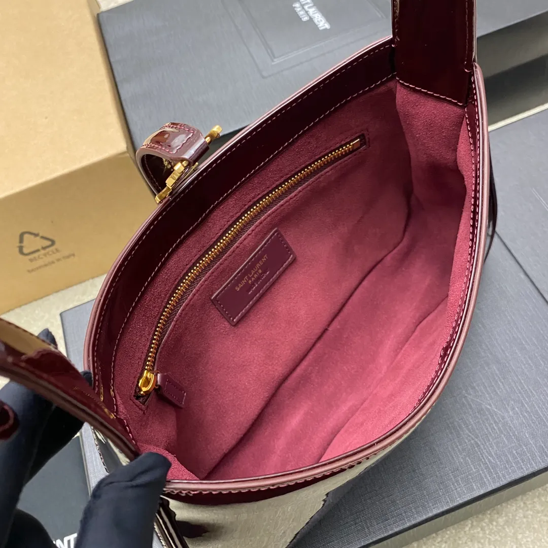 💰1160 Patent leather burgundy/gold 🌈2024 spring and summer new patent leather armpit bag! Le5A7 Bag Wandering Bag Highly Recommended 👍 One of this year’s treasure bags! Minimalist shape + metal logo buckle opening and closing design, adjustable shoulder straps, simple, beautiful and high-end! The bag is light and easy to match, so it looks so beautiful! The bag has sufficient capacity and is convenient for frying chicken on the street every day. Little fairies who like armpit bags must carry it! Temperament and appearance are integrated into one ~ amazing! 20240580 Style number: 657228 [Original leather] Size: 24.5 X14X6cm