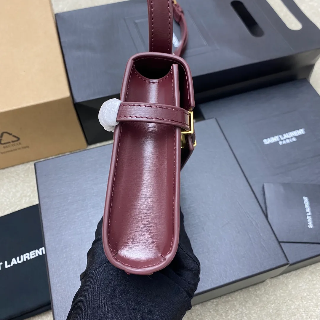 💰1520 Maroon Toothpick Pattern/Gold 🌈The latest 2023 mini extended shoulder strap clamshell Manhattan stick bag, which has changed the previous classic logo; replaced by a low-key and simple design style, very retro flavor; a combination of business + leisure; in summary, it is versatile! It can be carried by hand, shouldered or cross-body! The shoulder straps can be adjusted; one bag can be used for multiple purposes; both good looks and strength coexist; the crocodile pattern gives a more high-end feel; it is full of aura when worn on the back! 20230760 Model: 727766 [original leather] Size: 19x14x4cm
