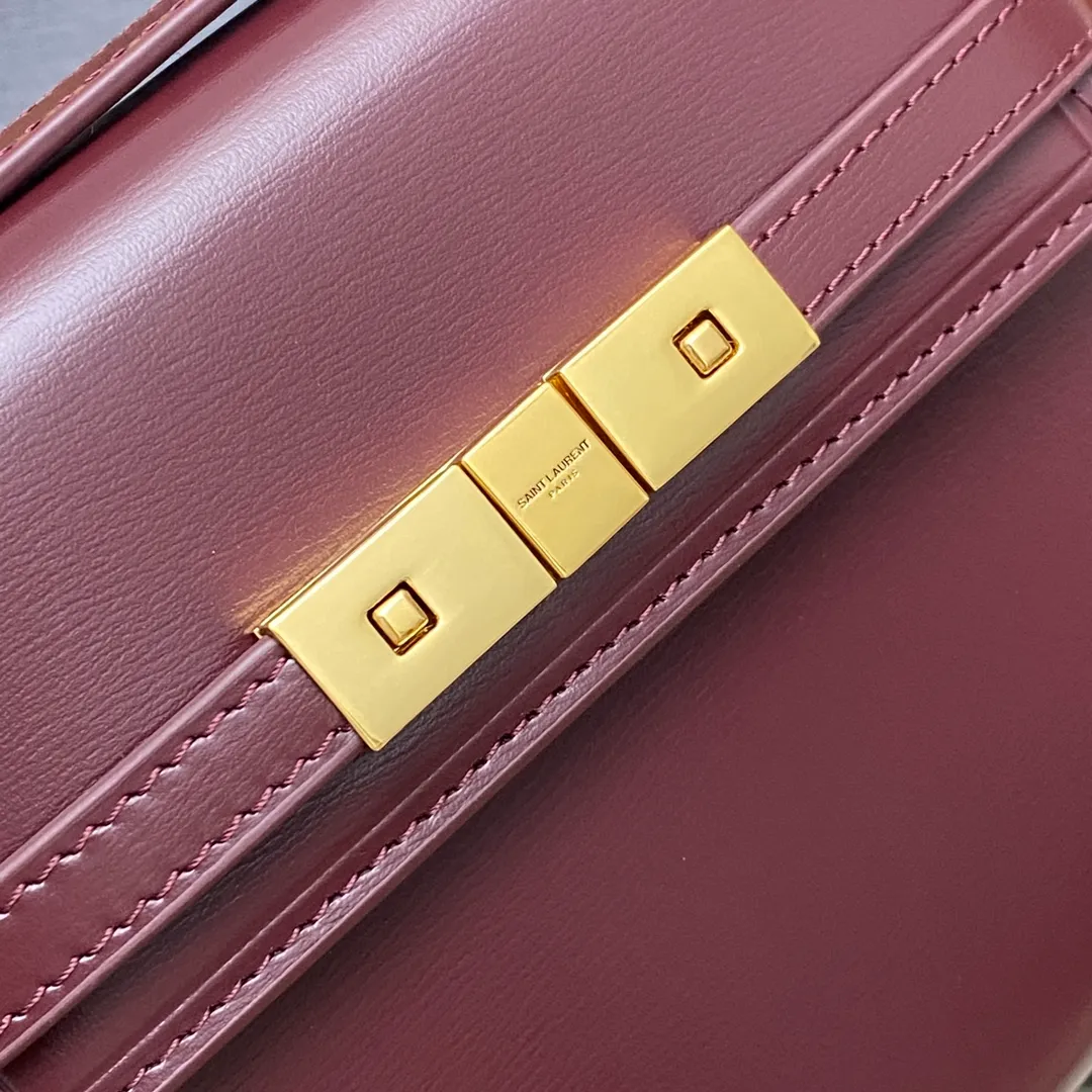 💰1520 Maroon Toothpick Pattern/Gold 🌈The latest 2023 mini extended shoulder strap clamshell Manhattan stick bag, which has changed the previous classic logo; replaced by a low-key and simple design style, very retro flavor; a combination of business + leisure; in summary, it is versatile! It can be carried by hand, shouldered or cross-body! The shoulder straps can be adjusted; one bag can be used for multiple purposes; both good looks and strength coexist; the crocodile pattern gives a more high-end feel; it is full of aura when worn on the back! 20230760 Model: 727766 [original leather] Size: 19x14x4cm