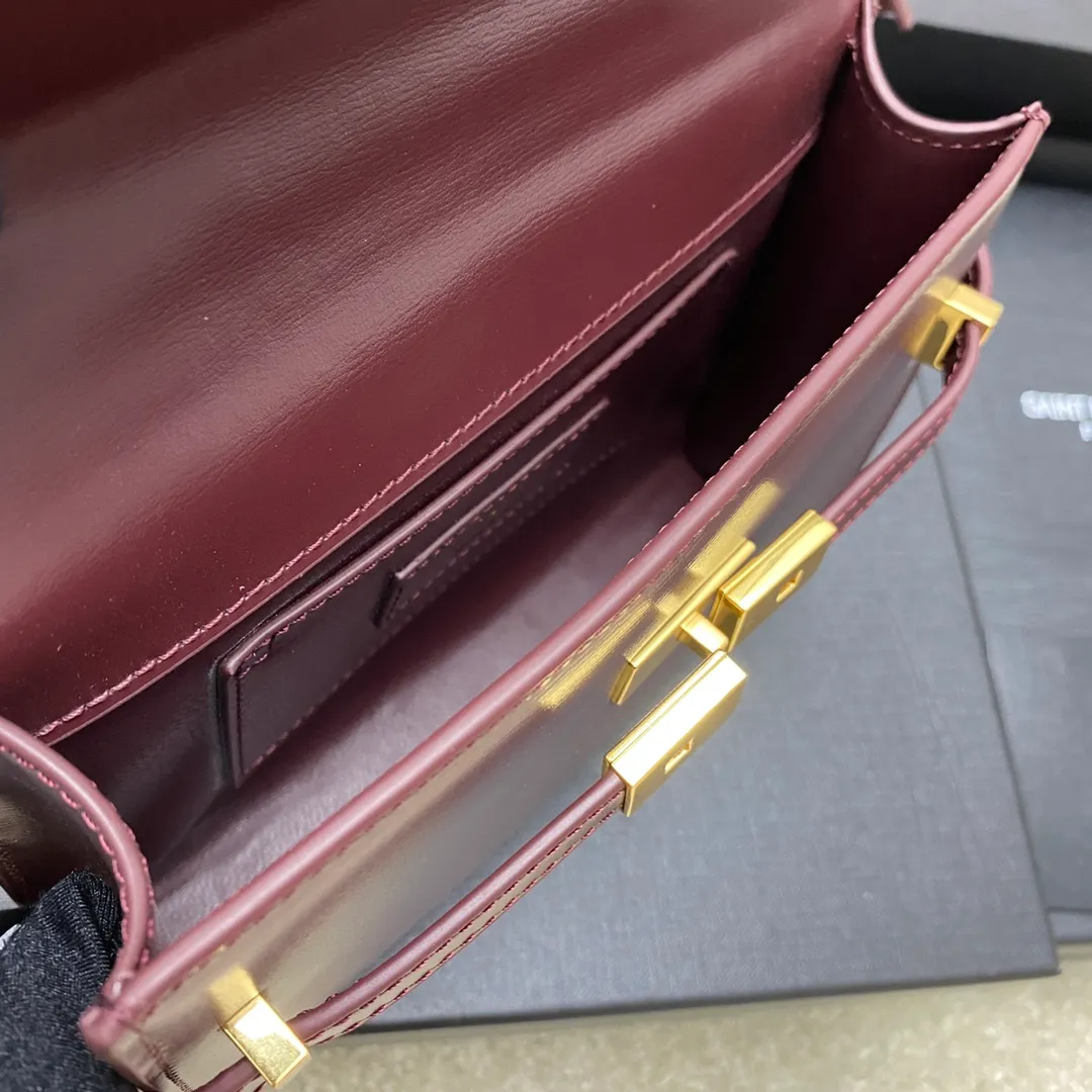 💰1520 Maroon Toothpick Pattern/Gold 🌈The latest 2023 mini extended shoulder strap clamshell Manhattan stick bag, which has changed the previous classic logo; replaced by a low-key and simple design style, very retro flavor; a combination of business + leisure; in summary, it is versatile! It can be carried by hand, shouldered or cross-body! The shoulder straps can be adjusted; one bag can be used for multiple purposes; both good looks and strength coexist; the crocodile pattern gives a more high-end feel; it is full of aura when worn on the back! 20230760 Model: 727766 [original leather] Size: 19x14x4cm
