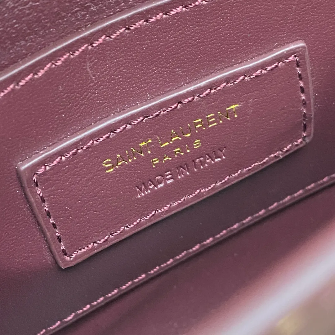 💰1520 Maroon Toothpick Pattern/Gold 🌈The latest 2023 mini extended shoulder strap clamshell Manhattan stick bag, which has changed the previous classic logo; replaced by a low-key and simple design style, very retro flavor; a combination of business + leisure; in summary, it is versatile! It can be carried by hand, shouldered or cross-body! The shoulder straps can be adjusted; one bag can be used for multiple purposes; both good looks and strength coexist; the crocodile pattern gives a more high-end feel; it is full of aura when worn on the back! 20230760 Model: 727766 [original leather] Size: 19x14x4cm