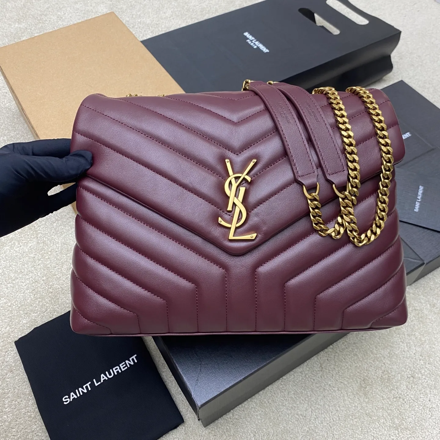Maroon plain/antique gold 🌈The best-selling YSL LOULOU large long envelope satchel, a classic soft shape front flap bag with metal linked YSL logo, metal and genuine leather chain shoulder straps and Y-shaped stitching SLP upgraded version of the flip messenger bag, made of top calfskin 👍Casual and fashionable combination, showing a high-end atmosphere💋The shoulder straps can be combined into two to be carried on the shoulder, or can be carried cross-body! 20250880 Model: 392288 [original leather] Size: 32x22x10cm