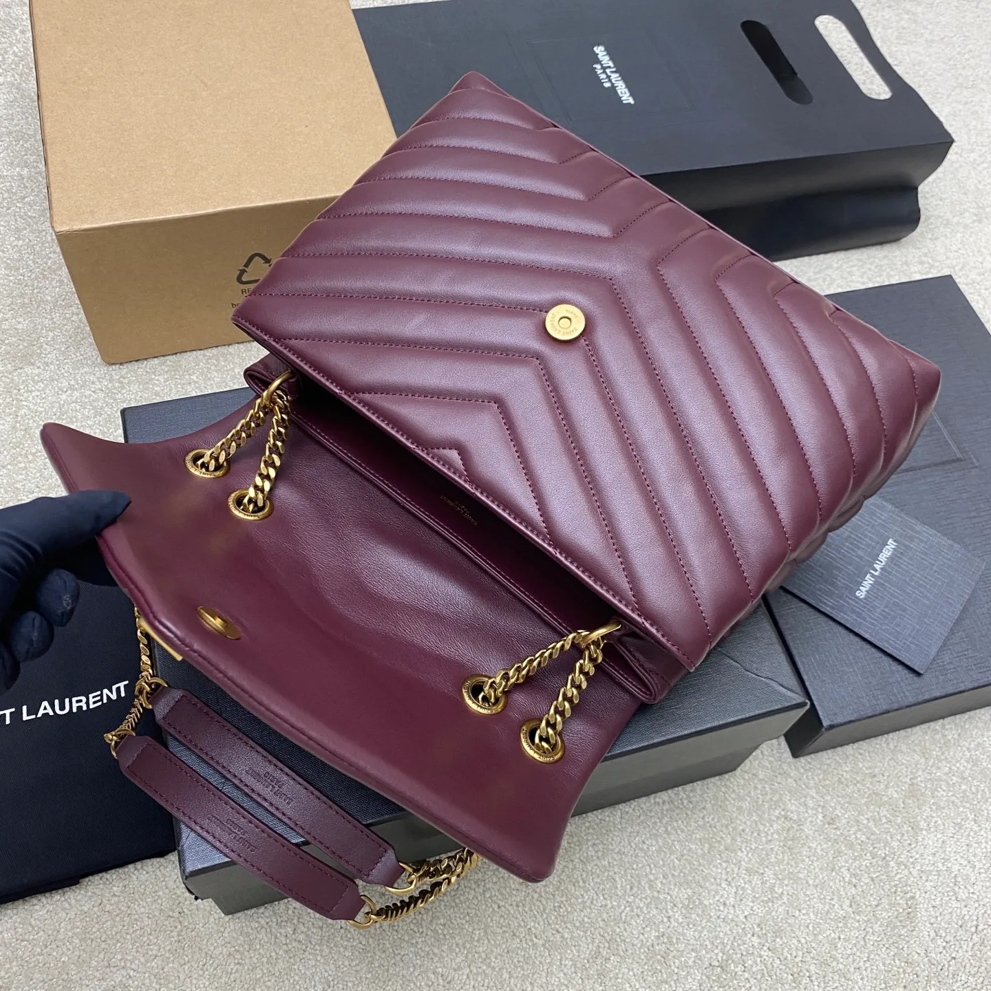 Maroon plain/antique gold 🌈The best-selling YSL LOULOU large long envelope satchel, a classic soft shape front flap bag with metal linked YSL logo, metal and genuine leather chain shoulder straps and Y-shaped stitching SLP upgraded version of the flip messenger bag, made of top calfskin 👍Casual and fashionable combination, showing a high-end atmosphere💋The shoulder straps can be combined into two to be carried on the shoulder, or can be carried cross-body! 20250880 Model: 392288 [original leather] Size: 32x22x10cm
