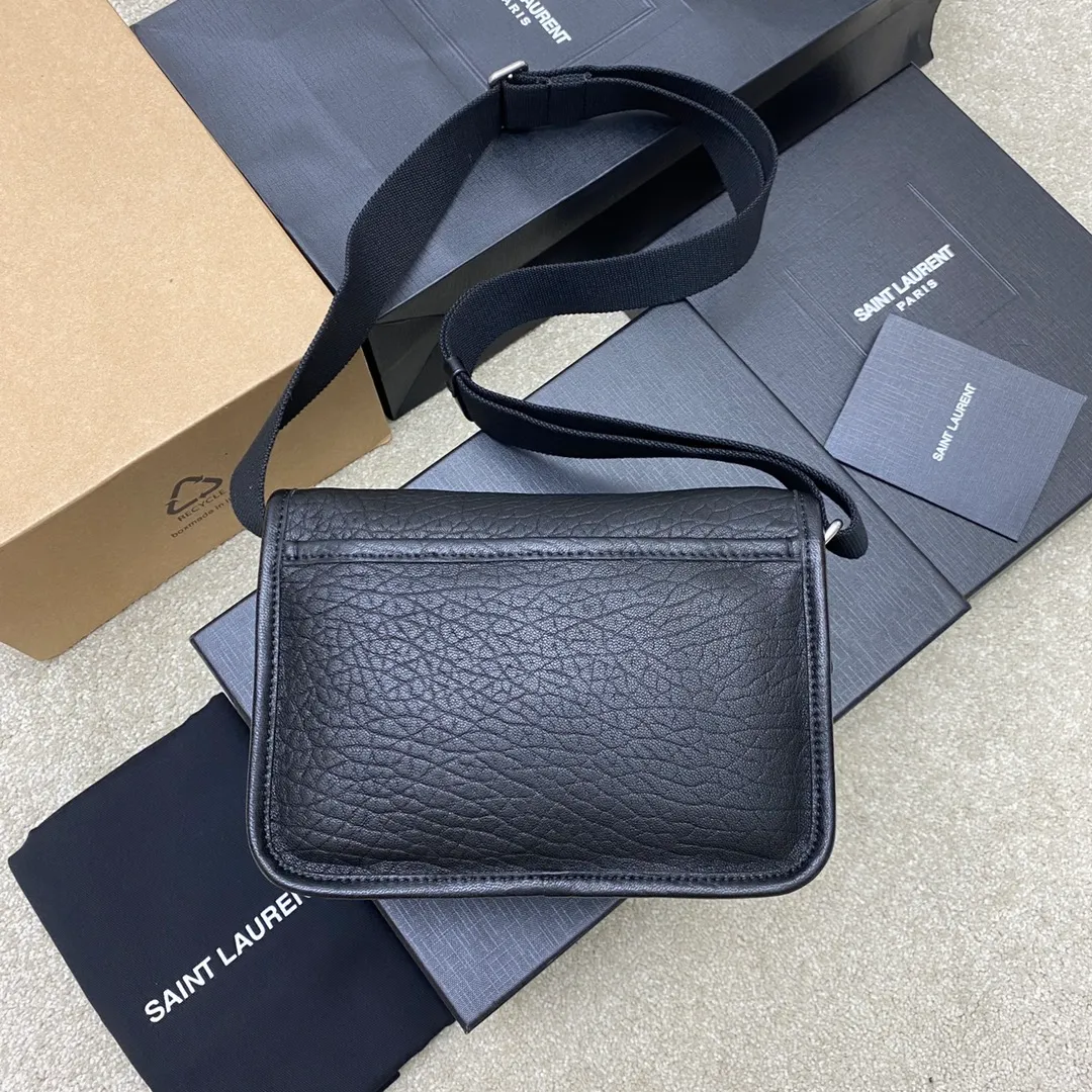 💰1560 elephant pattern black/antique silver 🌈New Niki grained sheepskin small messenger bag. Adjustable shoulder strap, lightweight and practical, two compartments, one large flat pocket on the back, cotton lining, magnetic snap closure! The entire bag shape is casual and lazy, high-end and natural, extremely high-end 👑Suitable for various styles~Can be used by both men and women👍20240720 Model: 776611 [original leather] Size: 21x15x6cm